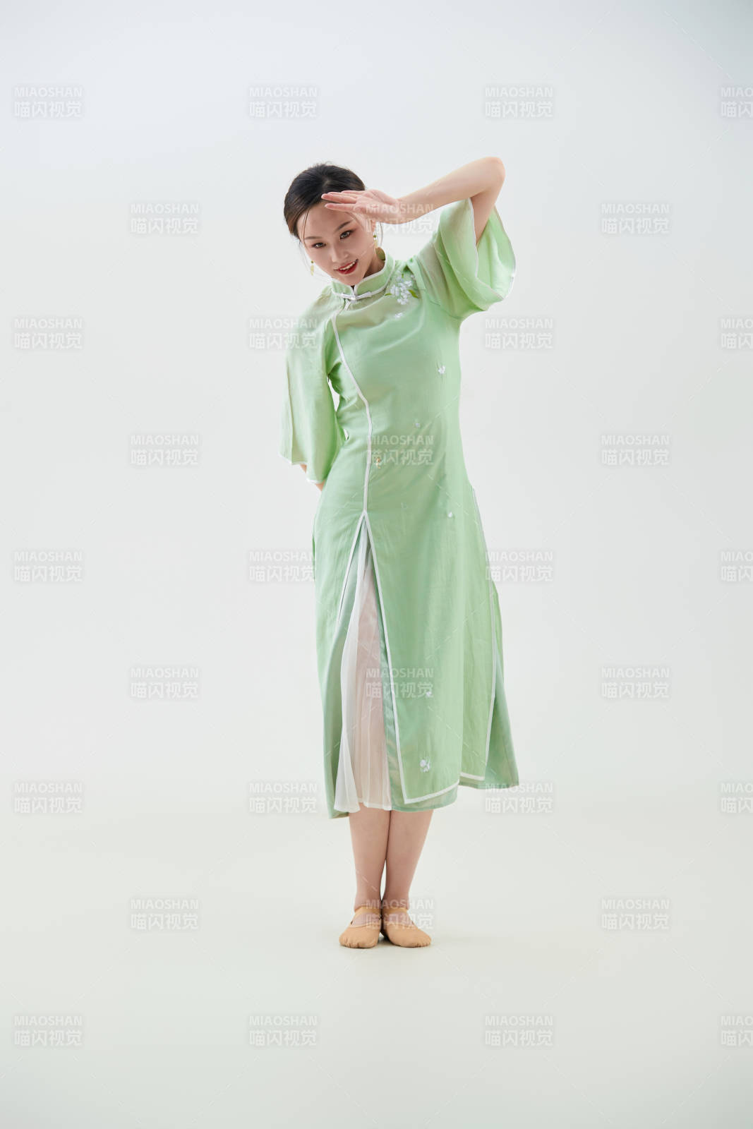 穿著中式旗袍翩翩舞蹈的亞洲少女舞者