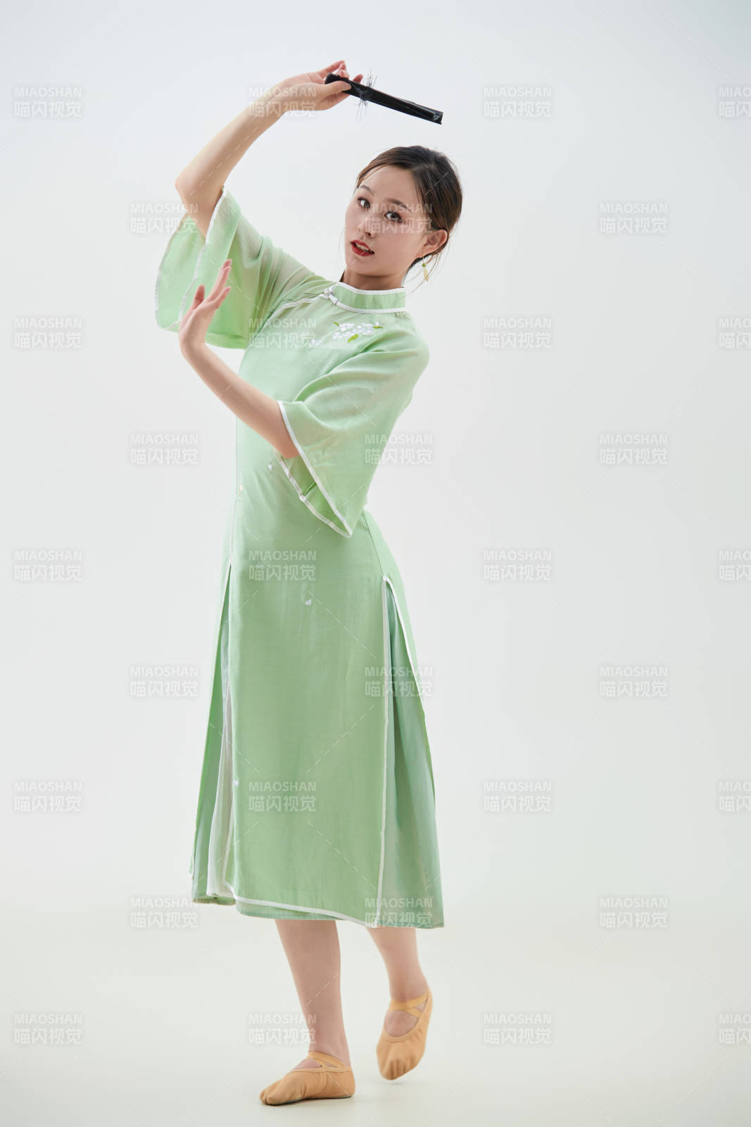 穿著中式旗袍翩翩舞蹈的亞洲少女舞者