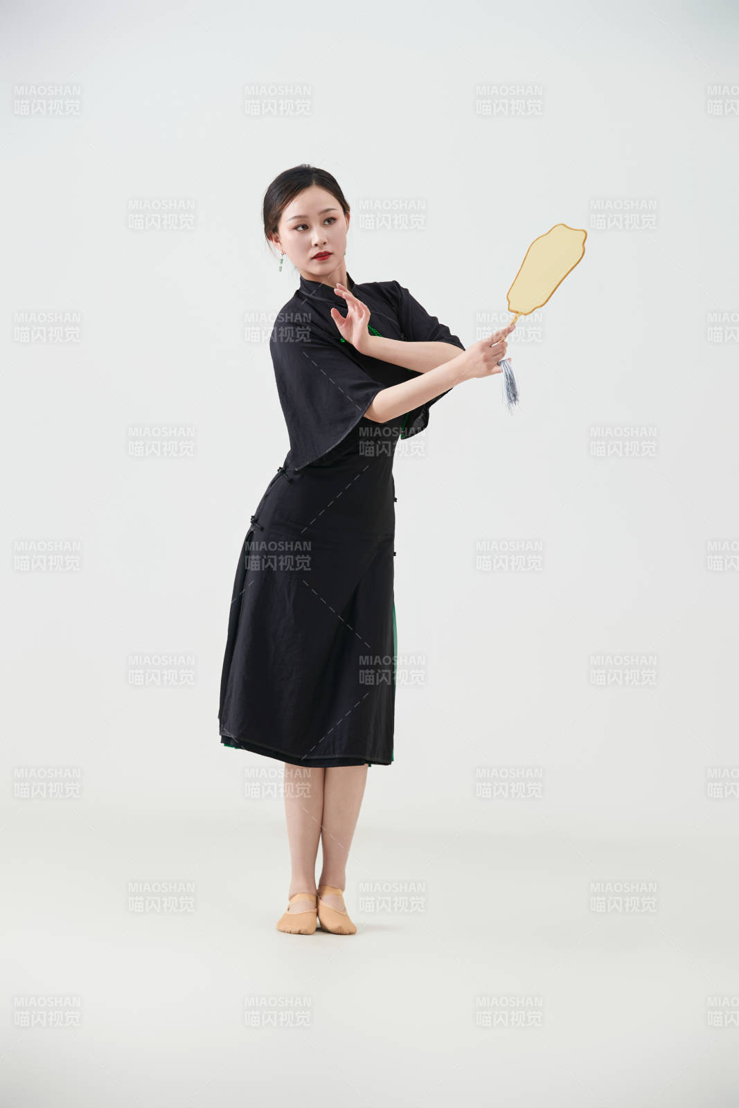 穿著中式旗袍翩翩舞蹈的亞洲少女舞者