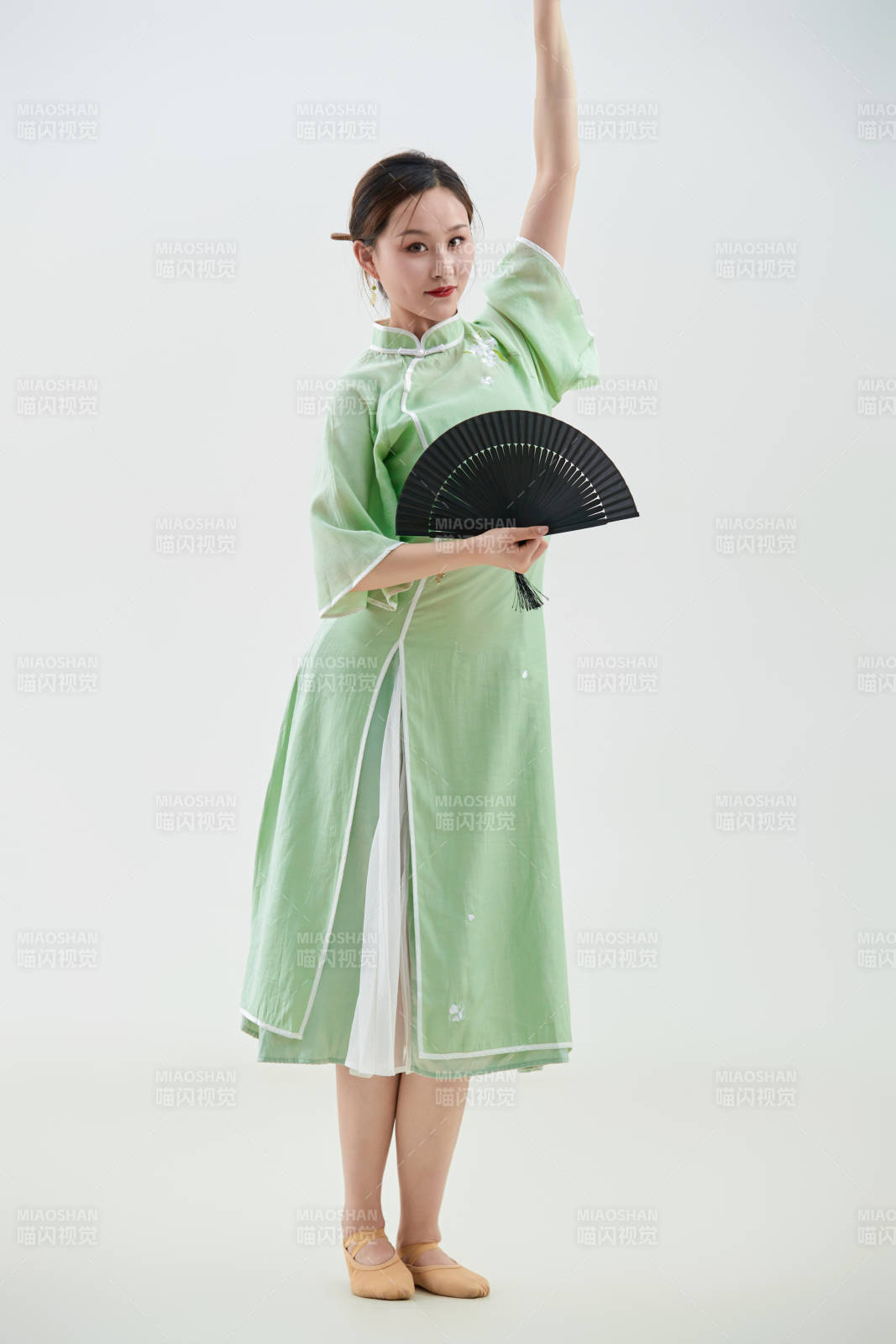 穿著中式旗袍翩翩舞蹈的亞洲少女舞者