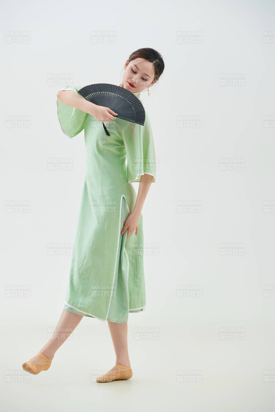 穿著中式旗袍翩翩舞蹈的亞洲少女舞者