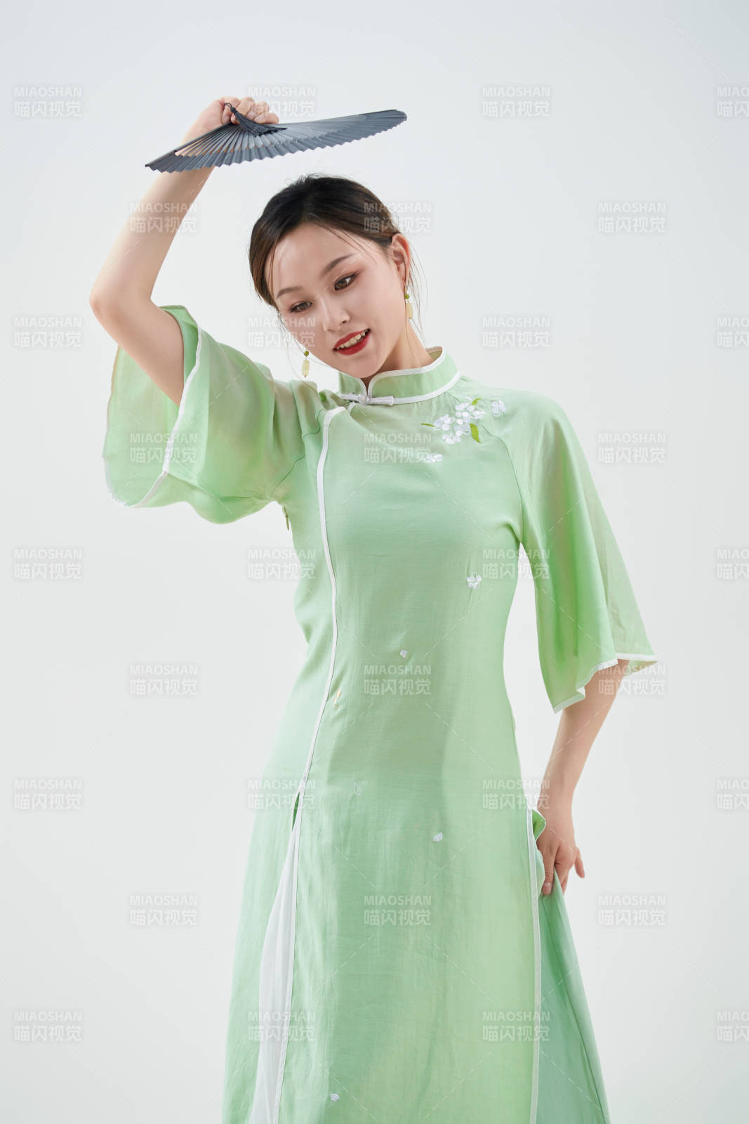 穿著中式旗袍翩翩舞蹈的亞洲少女舞者