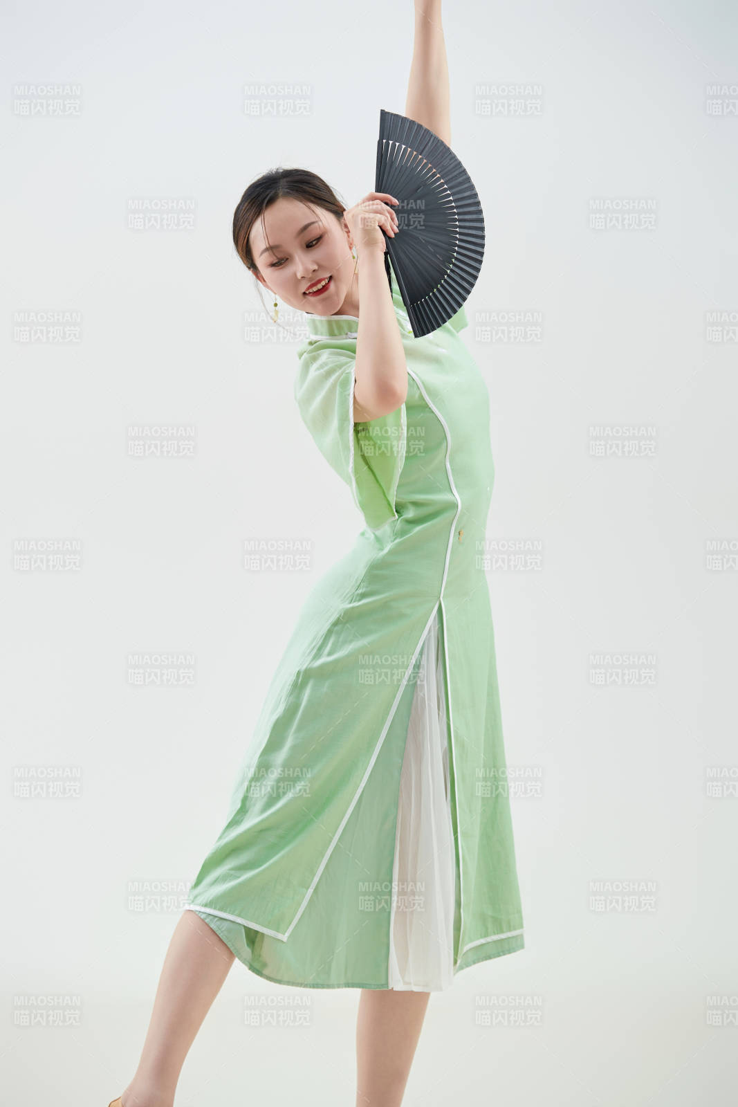 穿著中式旗袍翩翩舞蹈的亞洲少女舞者