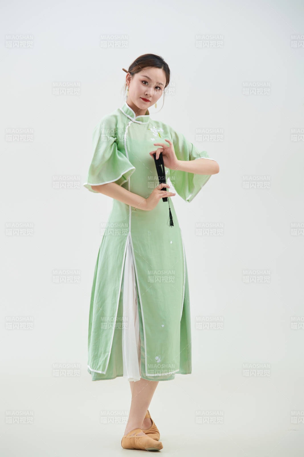 穿著中式旗袍翩翩舞蹈的亞洲少女舞者