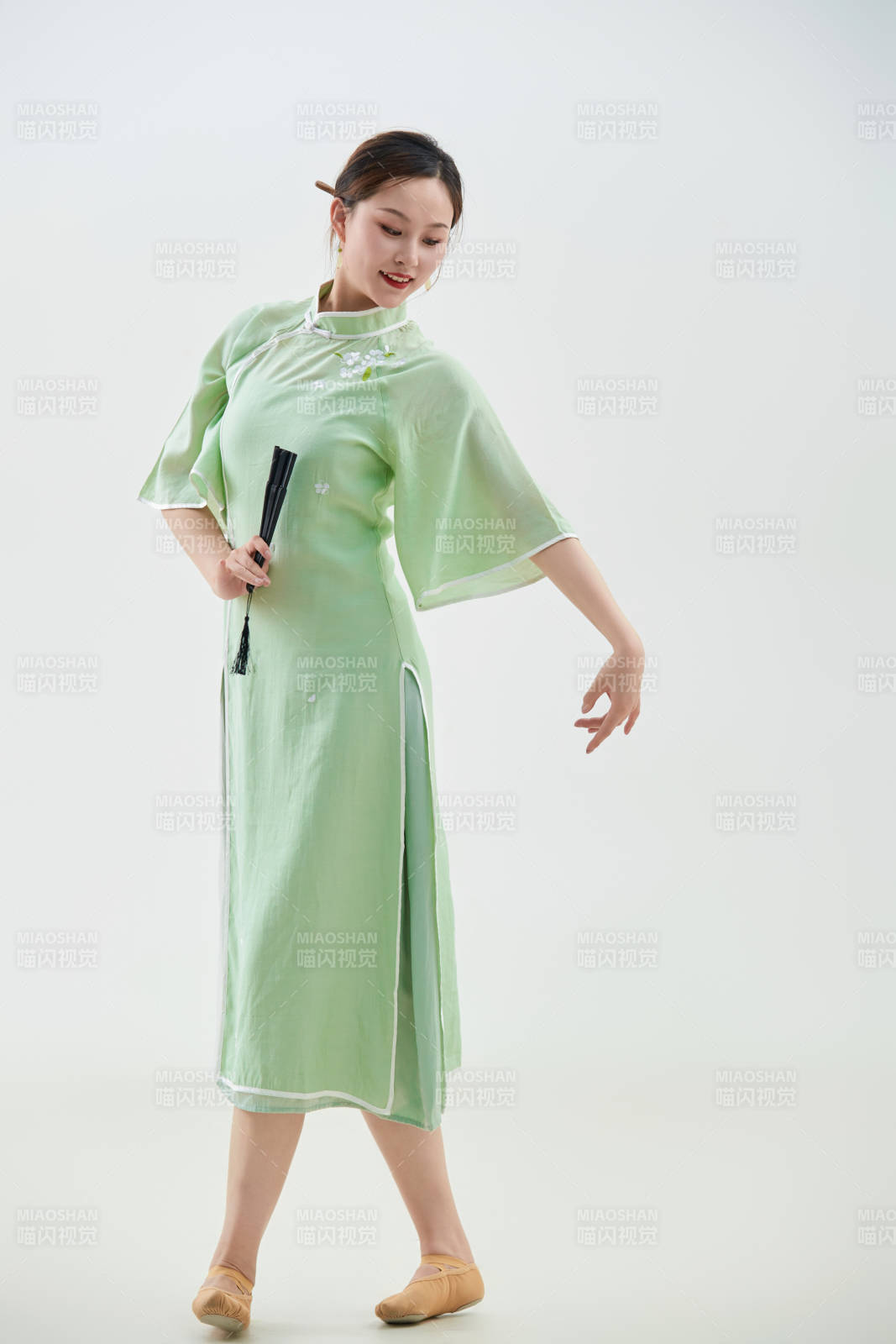 穿著中式旗袍翩翩舞蹈的亞洲少女舞者