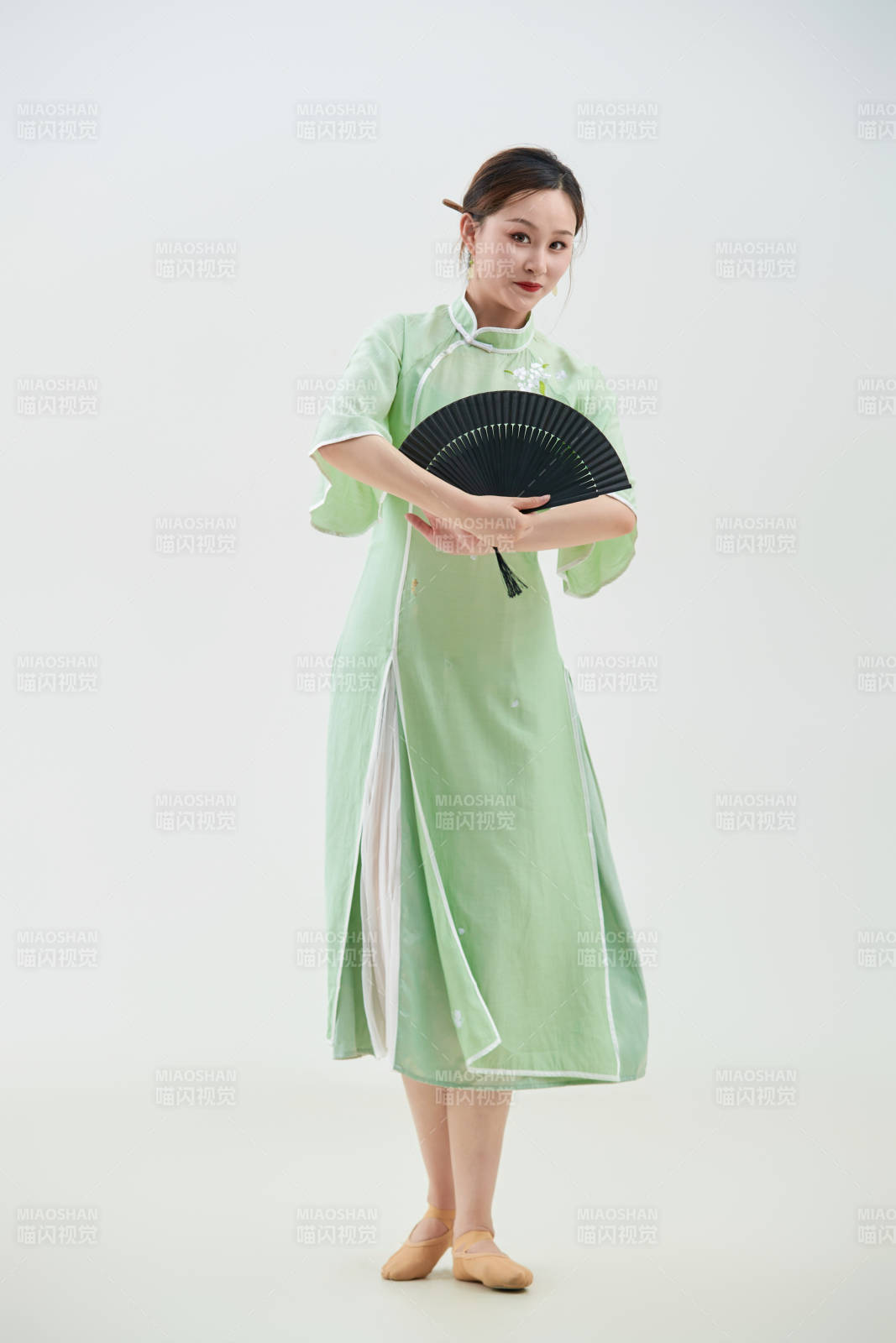 穿著中式旗袍翩翩舞蹈的亞洲少女舞者