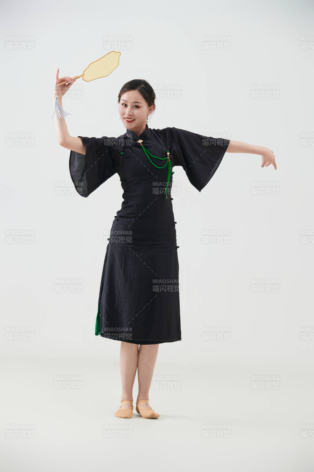 穿著中式旗袍翩翩舞蹈的亞洲少女舞者