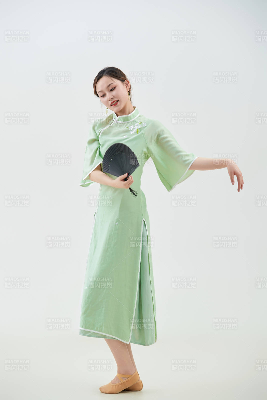 穿著中式旗袍翩翩舞蹈的亞洲少女舞者