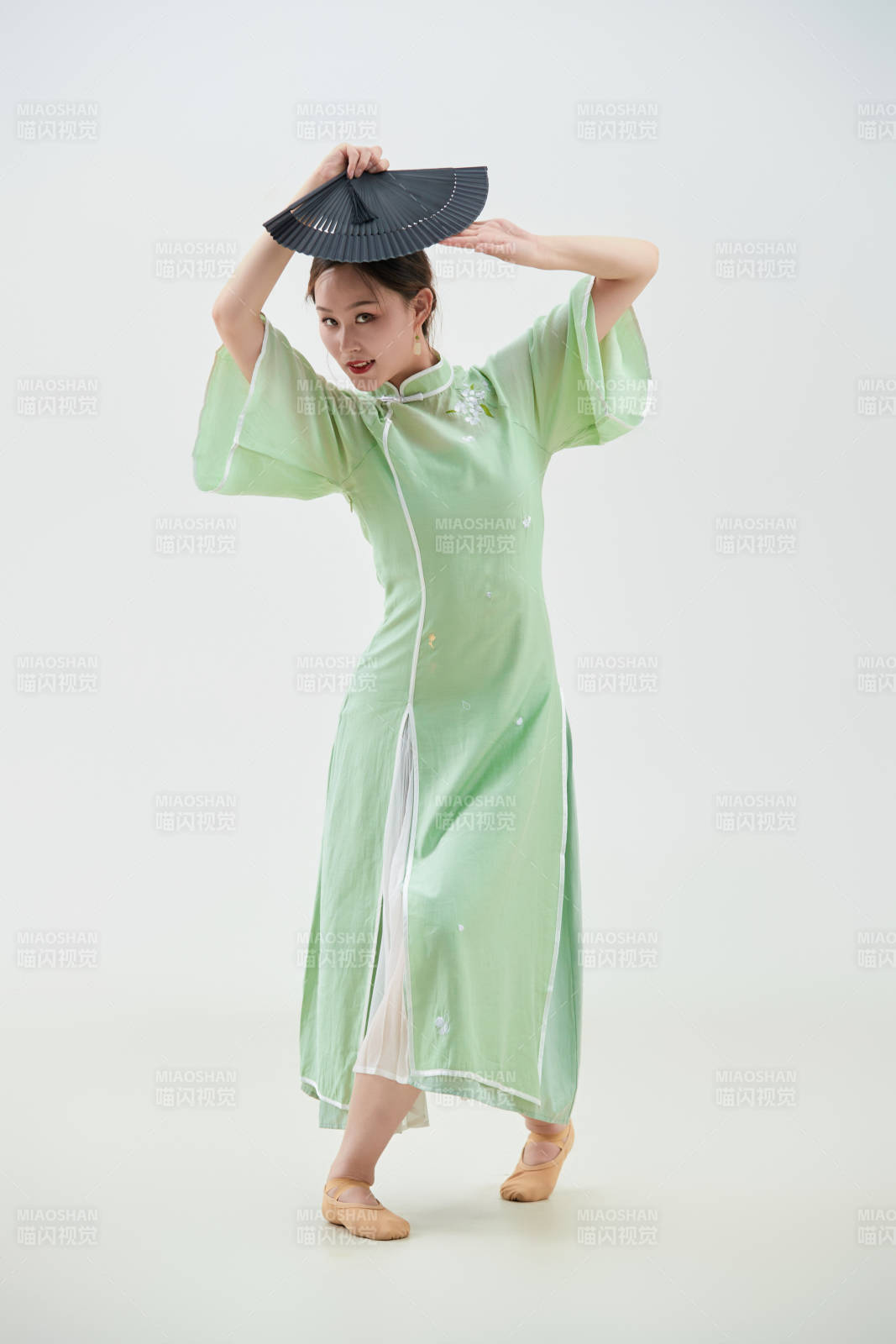 穿著中式旗袍翩翩舞蹈的亞洲少女舞者