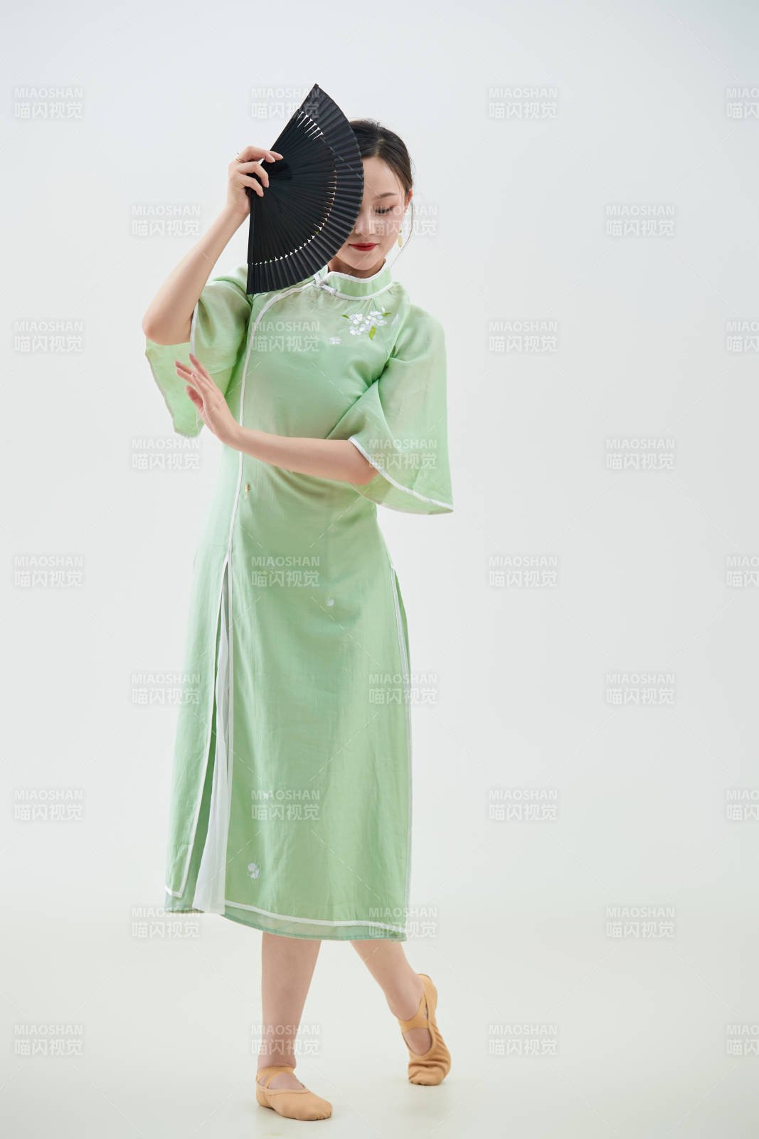 穿著中式旗袍翩翩舞蹈的亞洲少女舞者