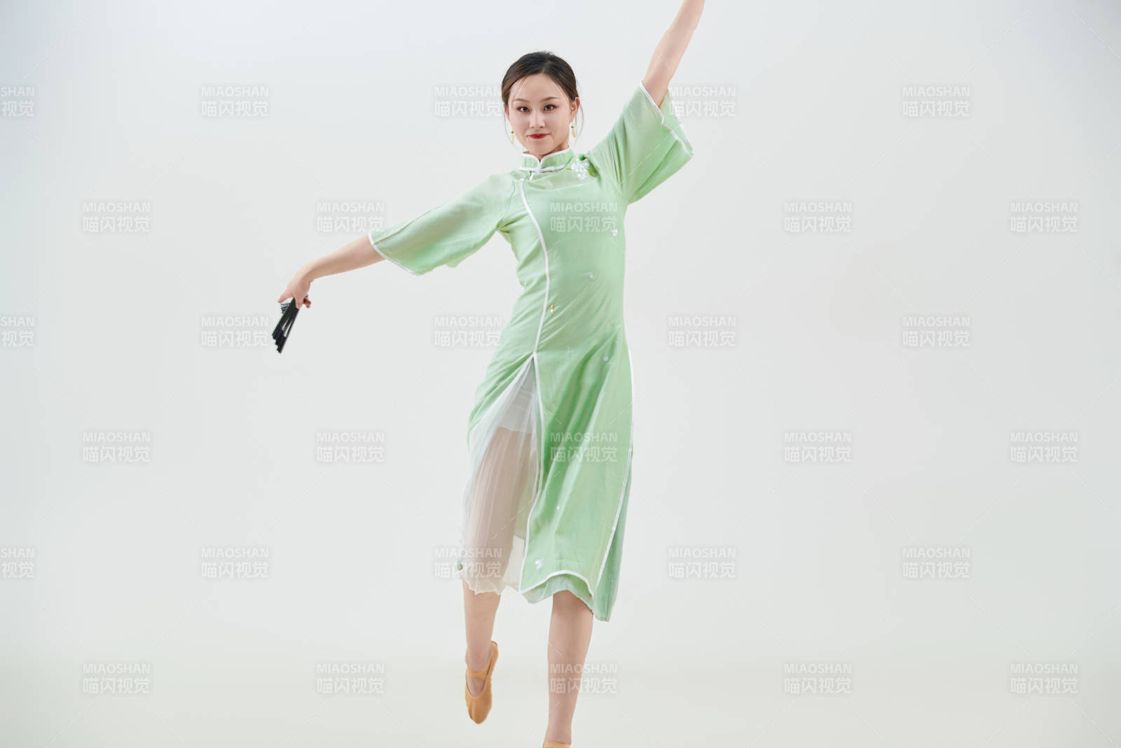 穿著中式旗袍翩翩舞蹈的亞洲少女舞者