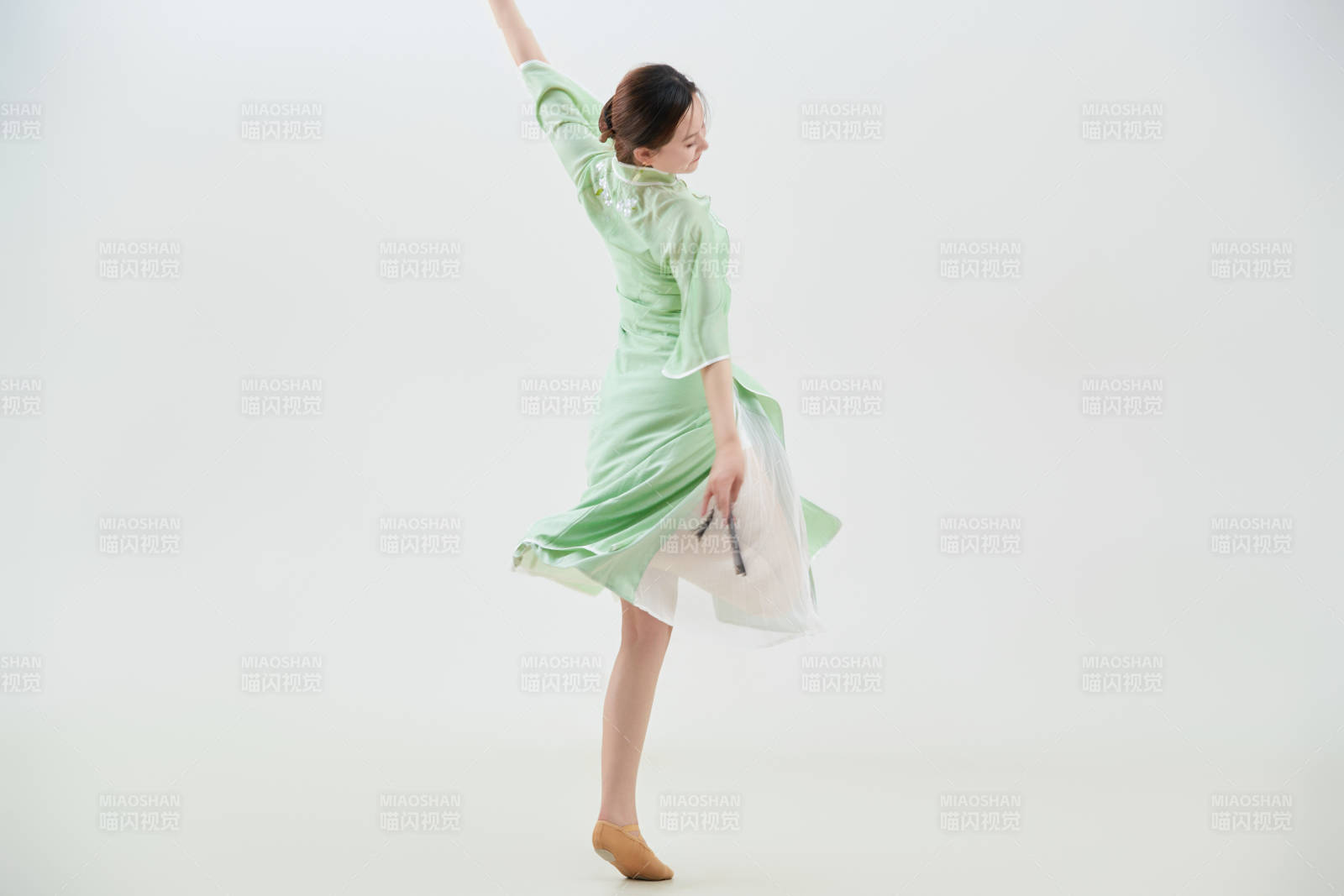 穿著中式旗袍翩翩舞蹈的亞洲少女舞者