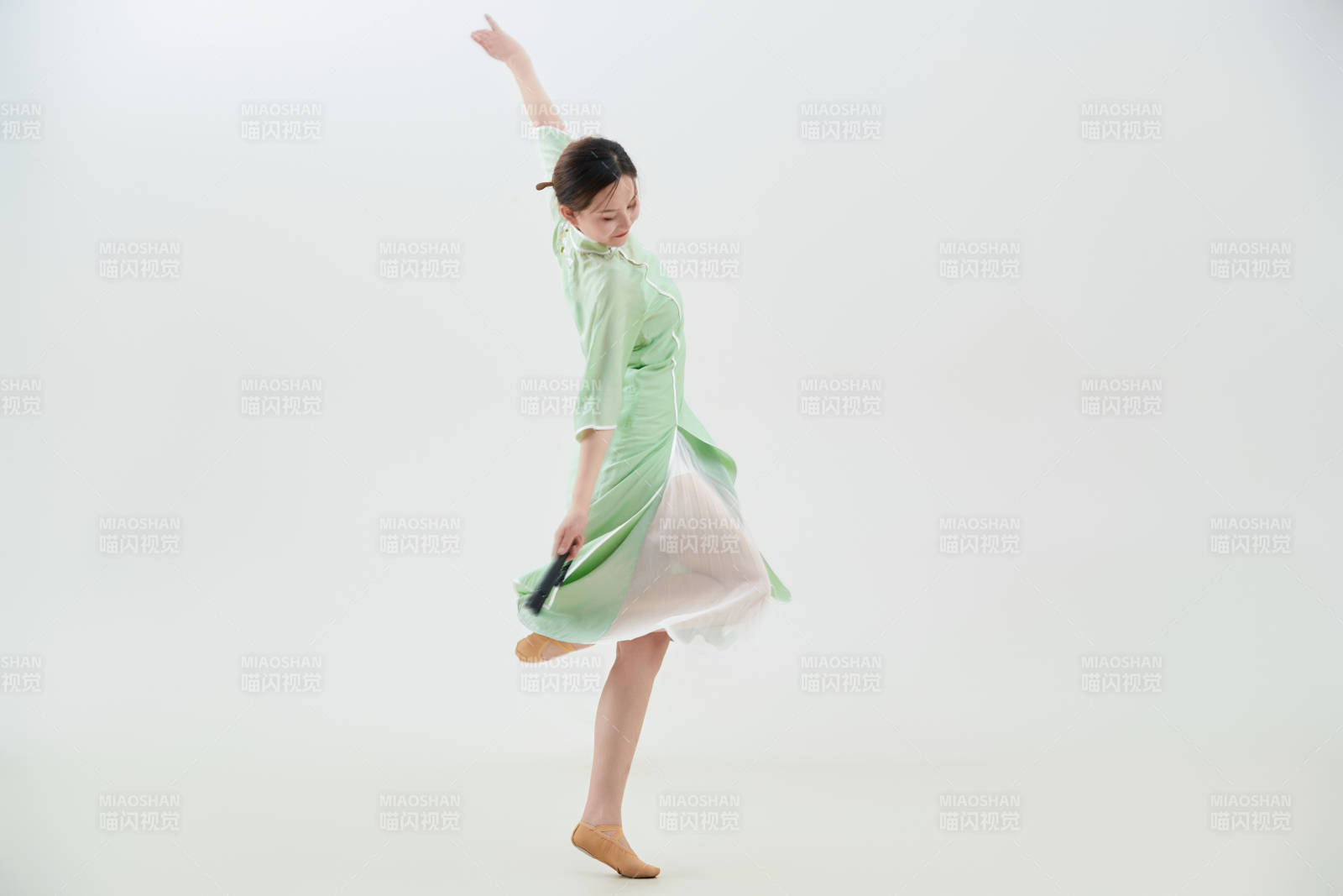 穿著中式旗袍翩翩舞蹈的亞洲少女舞者