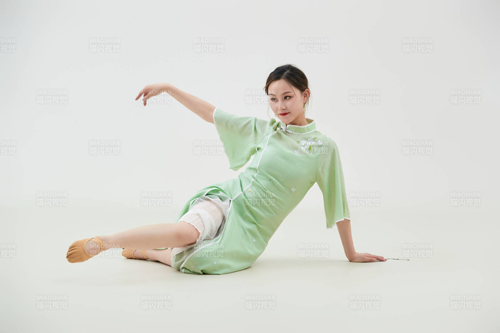 穿著中式旗袍翩翩舞蹈的亞洲少女舞者