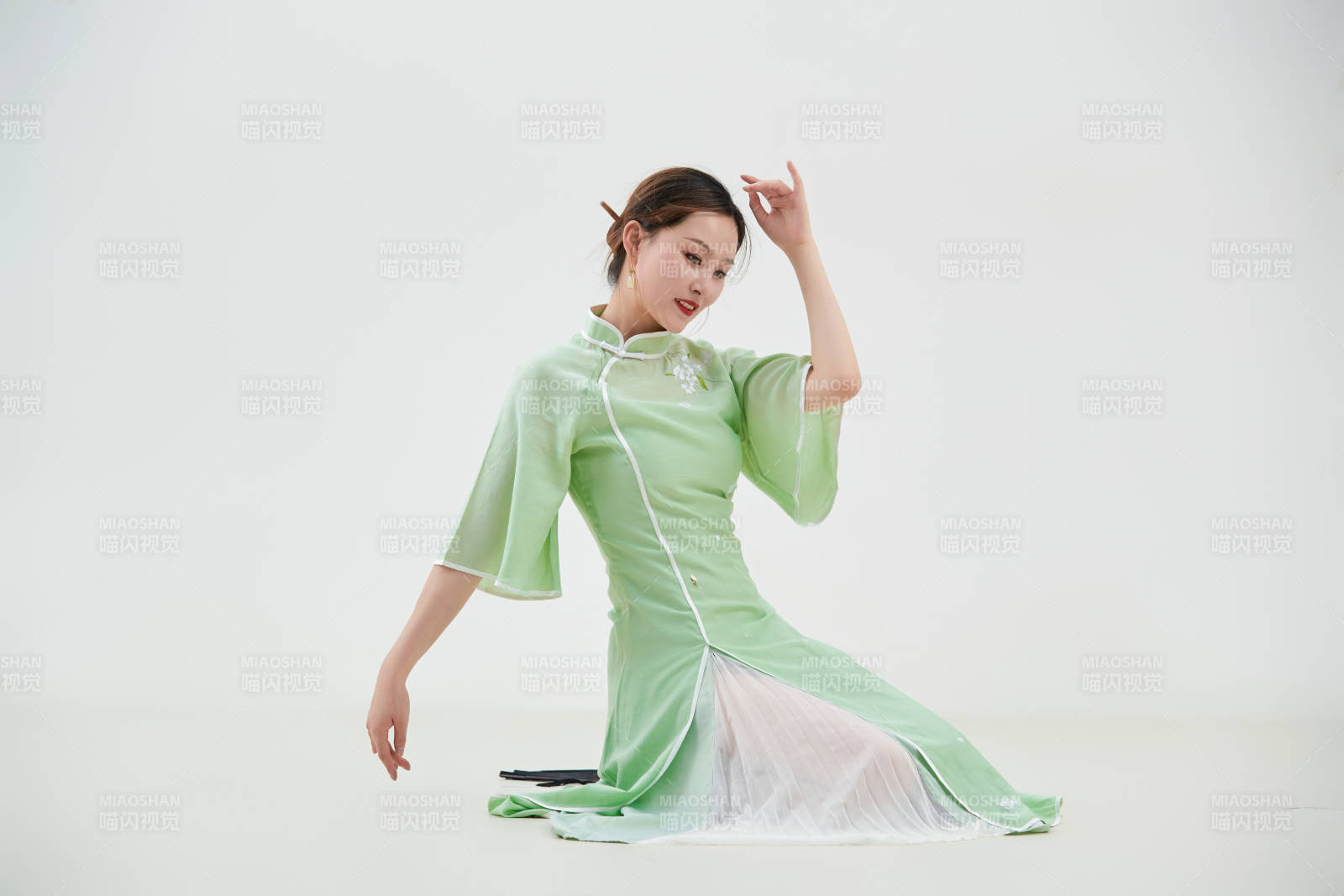 穿著中式旗袍翩翩舞蹈的亞洲少女舞者