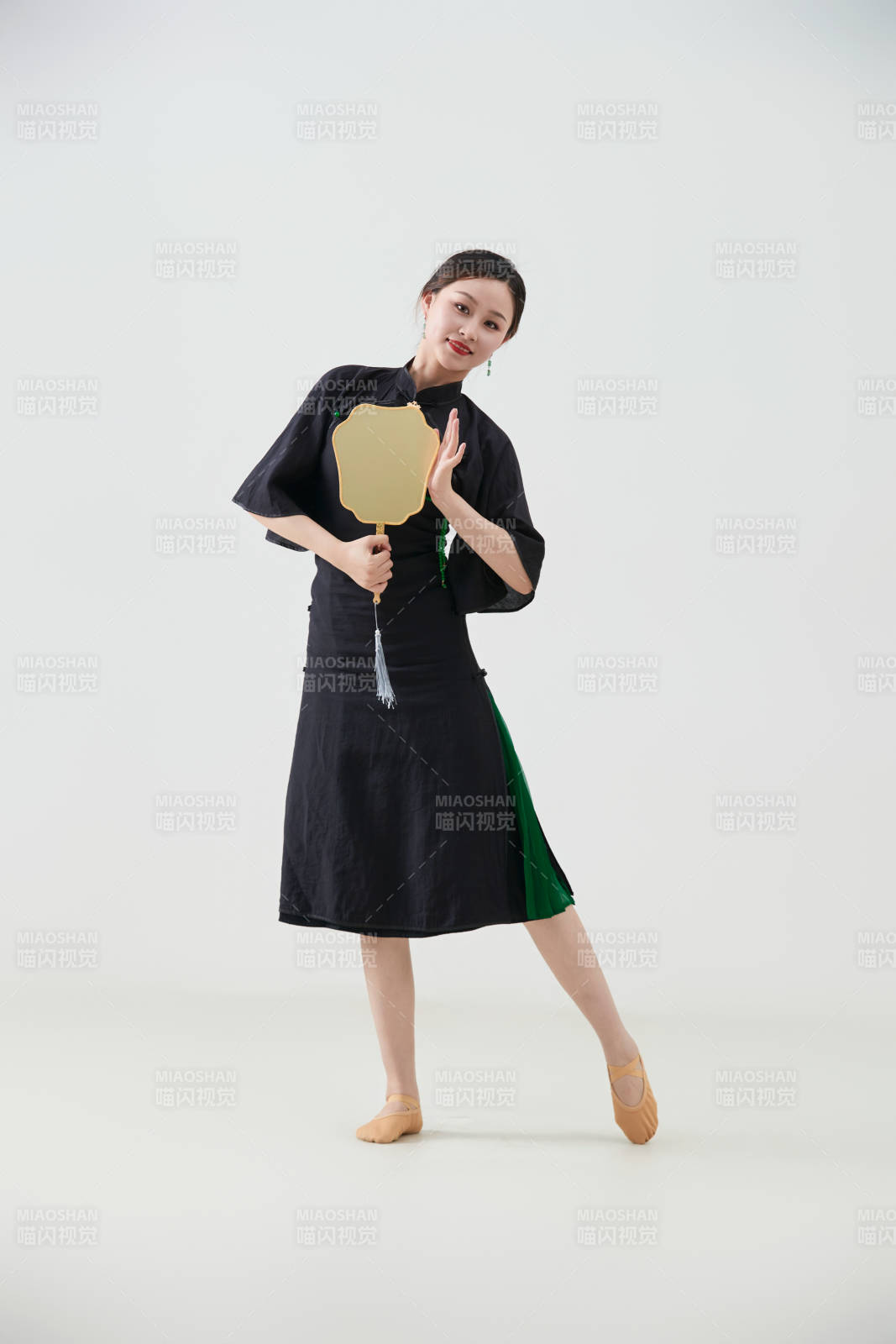 穿著中式旗袍翩翩舞蹈的亞洲少女舞者