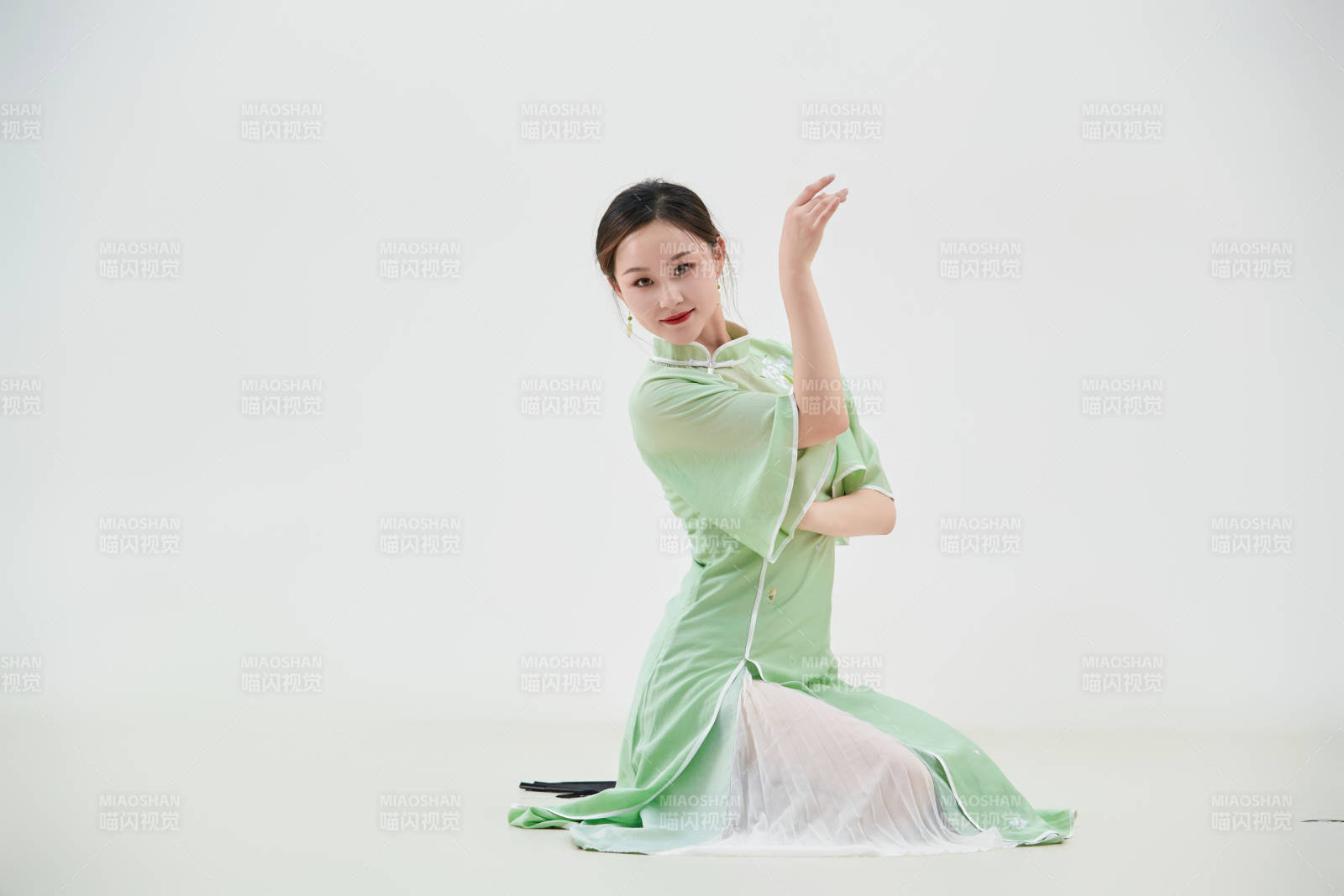 穿著中式旗袍翩翩舞蹈的亞洲少女舞者