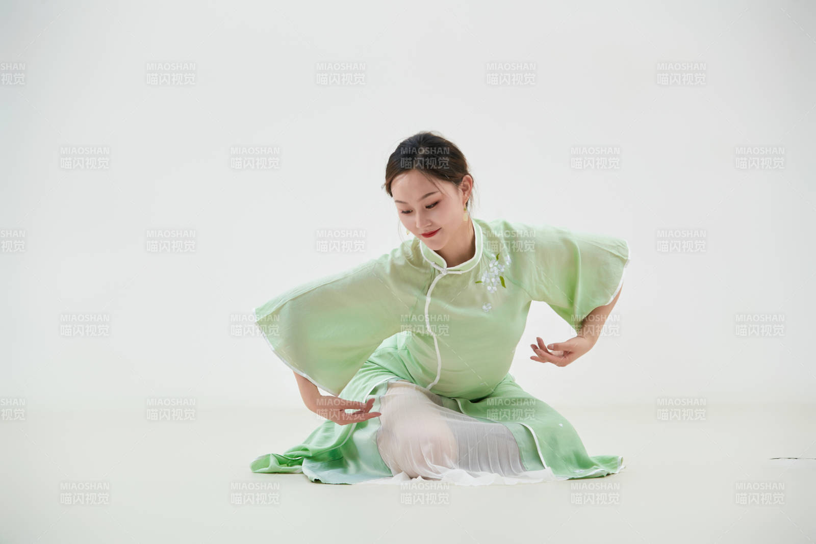 穿著中式旗袍翩翩舞蹈的亞洲少女舞者