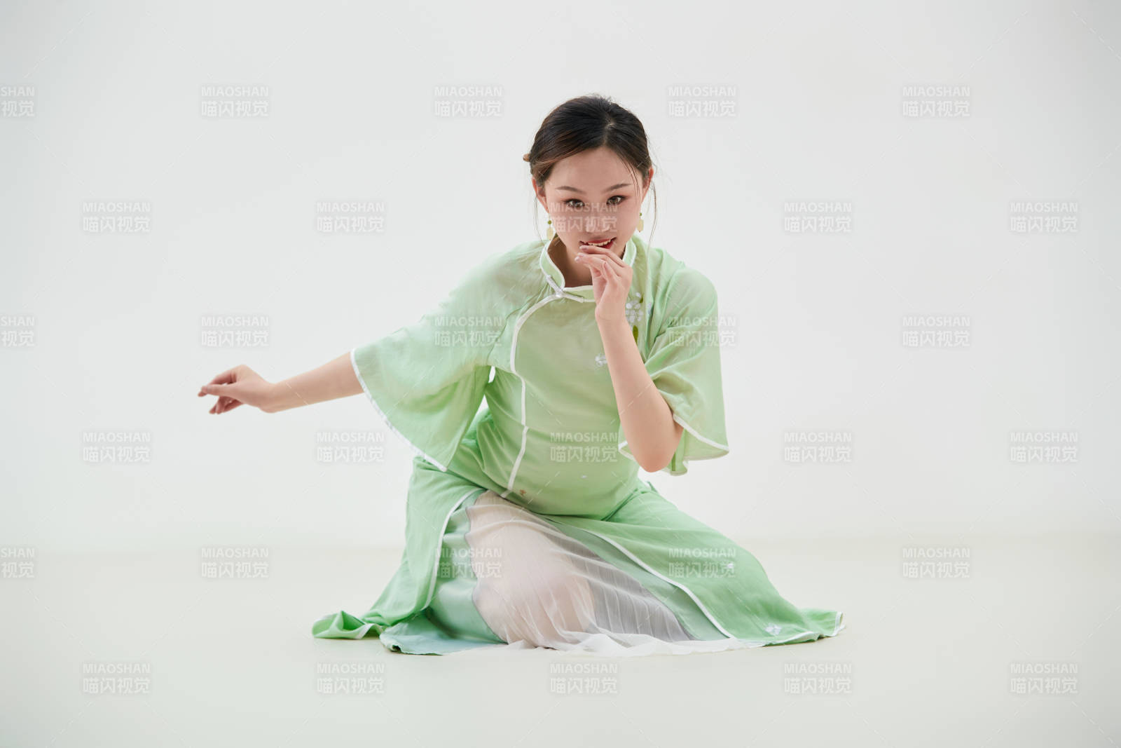 穿著中式旗袍翩翩舞蹈的亞洲少女舞者