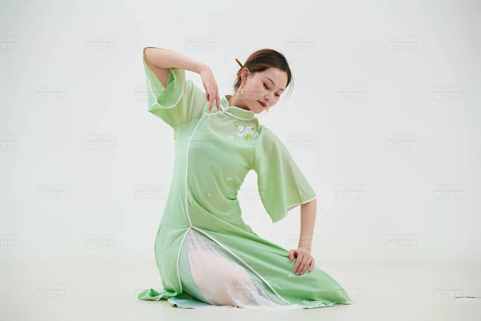 穿著中式旗袍翩翩舞蹈的亞洲少女舞者