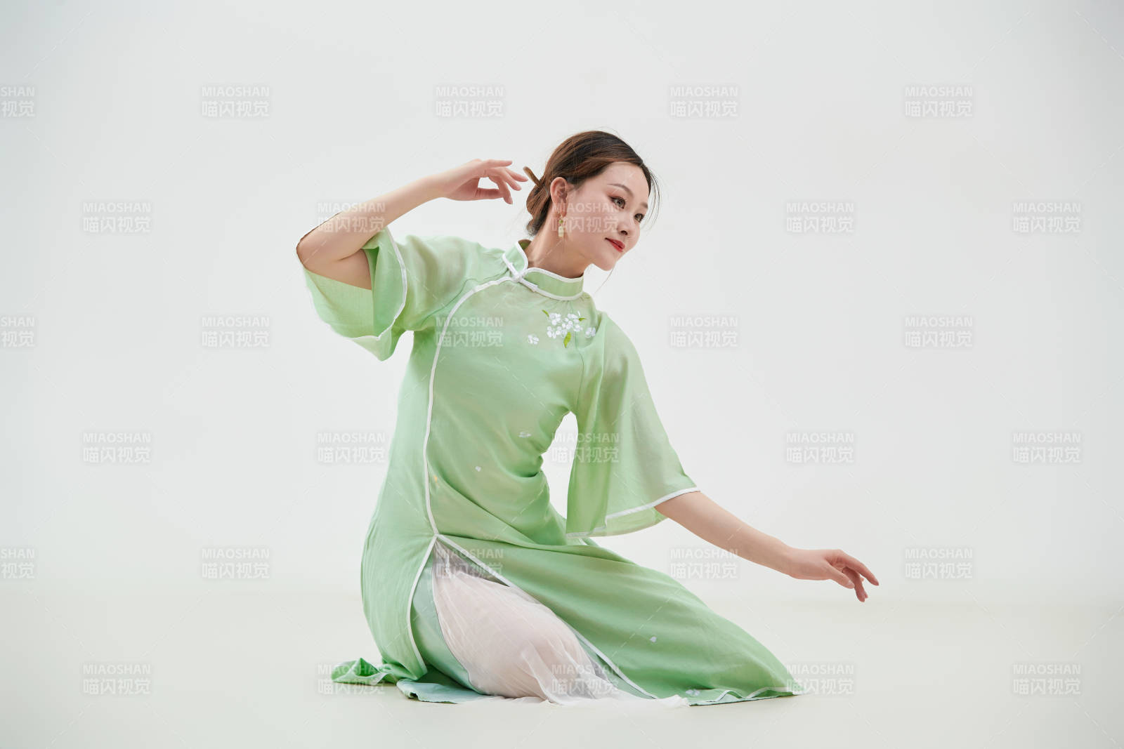 穿著中式旗袍翩翩舞蹈的亞洲少女舞者