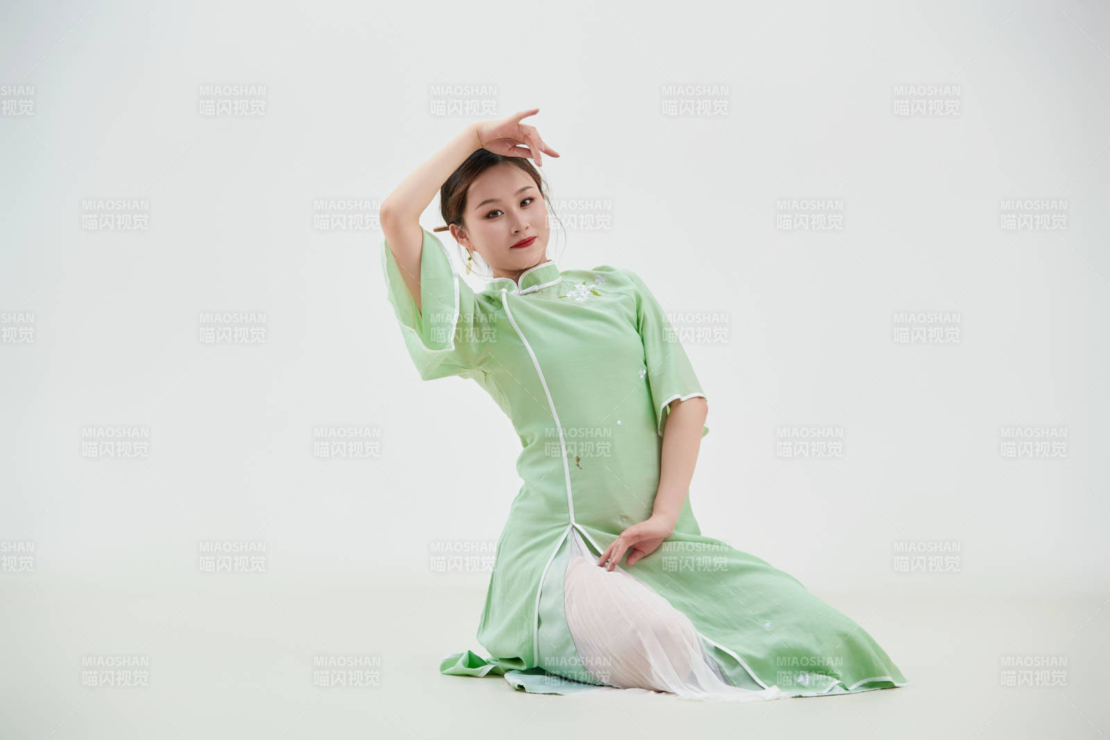 穿著中式旗袍翩翩舞蹈的亞洲少女舞者