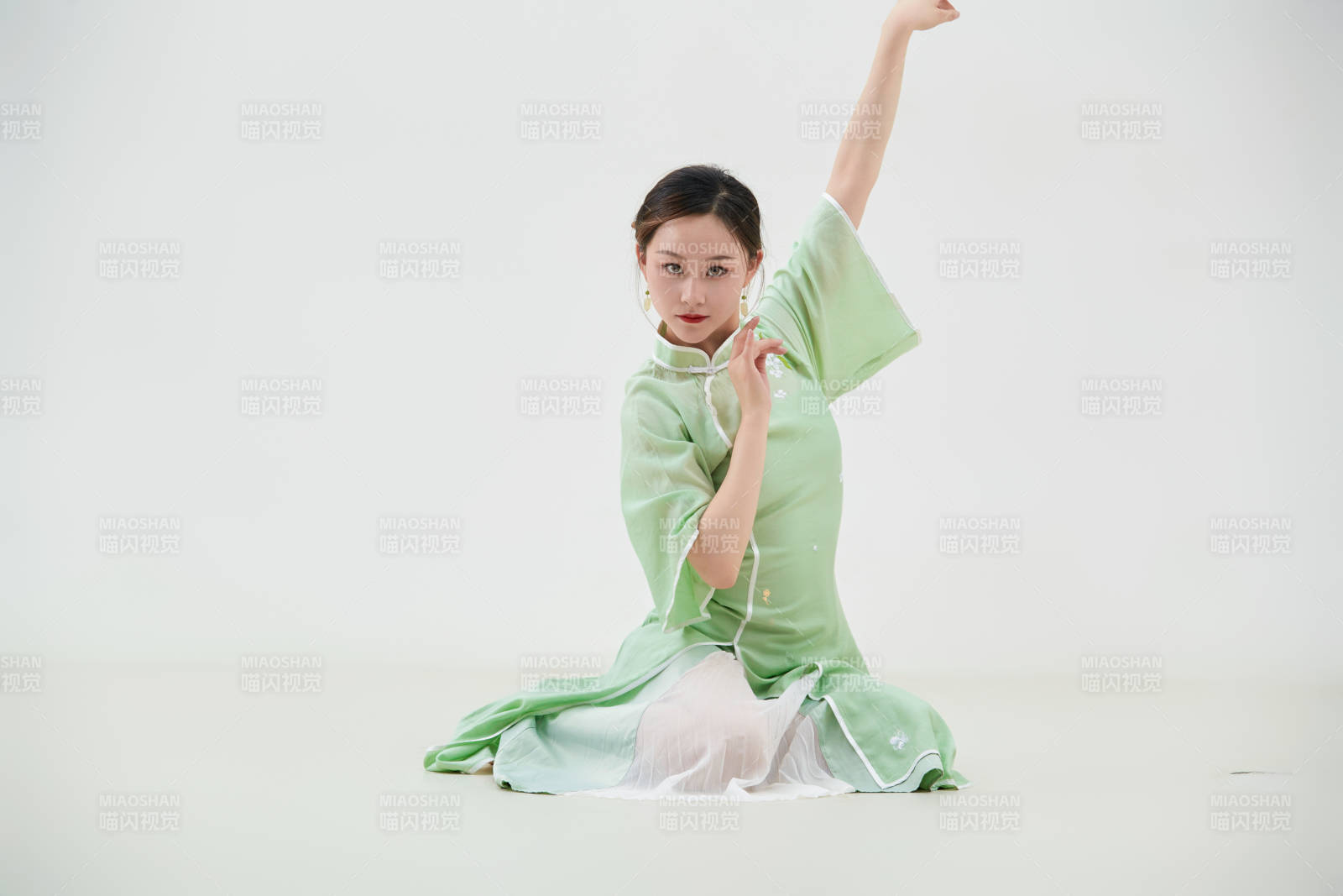 穿著中式旗袍翩翩舞蹈的亞洲少女舞者