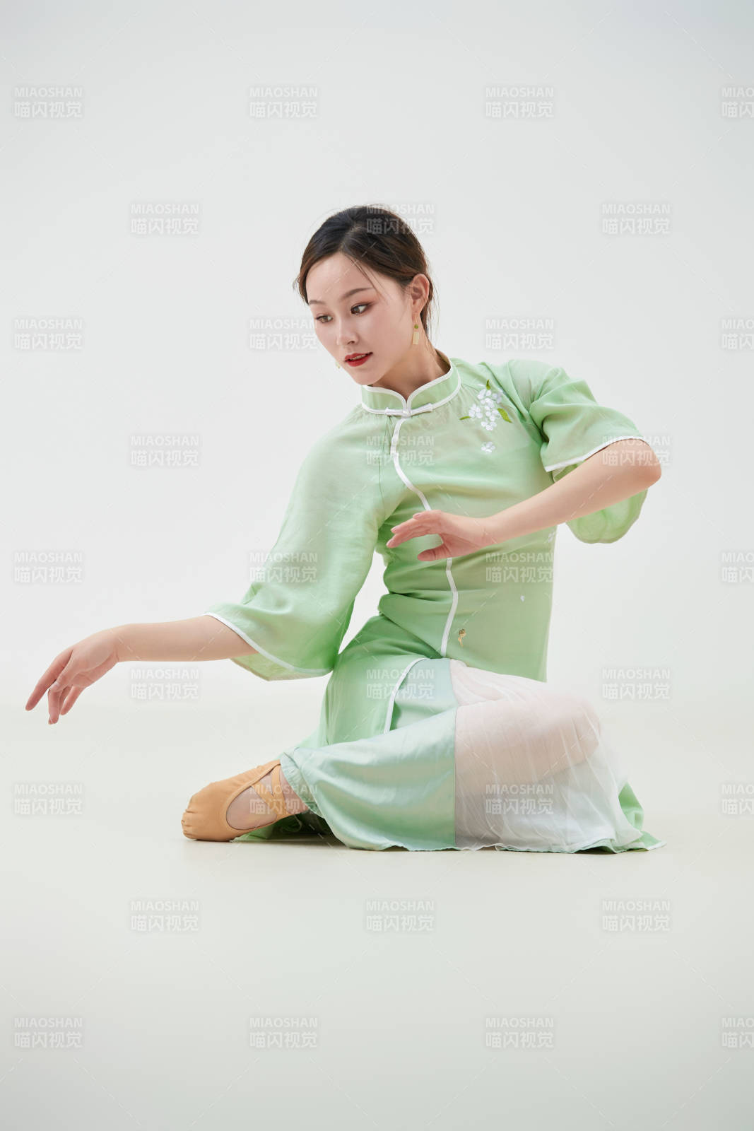 穿著中式旗袍翩翩舞蹈的亞洲少女舞者