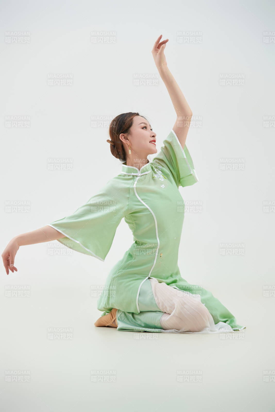 穿著中式旗袍翩翩舞蹈的亞洲少女舞者