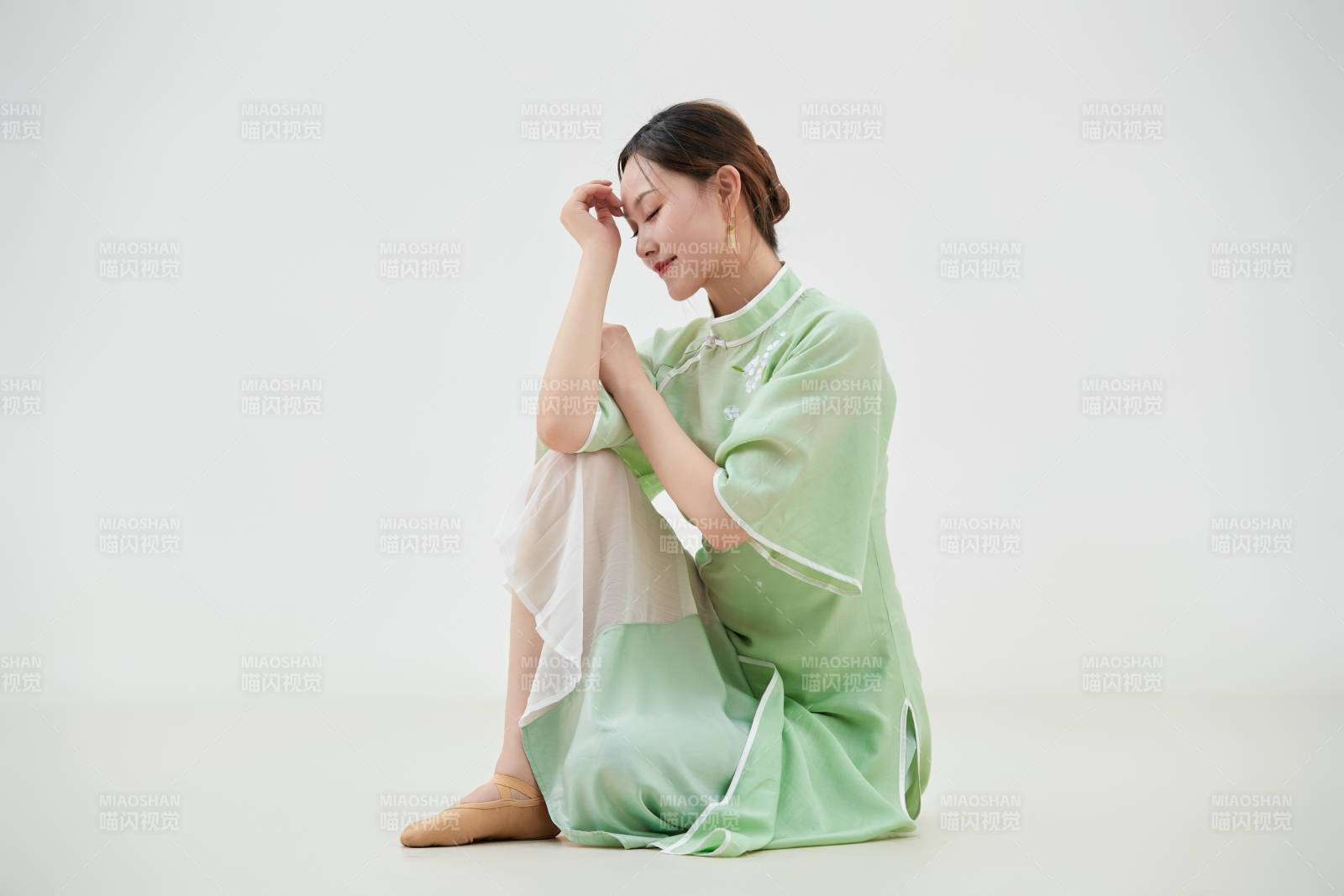 穿著中式旗袍翩翩舞蹈的亞洲少女舞者