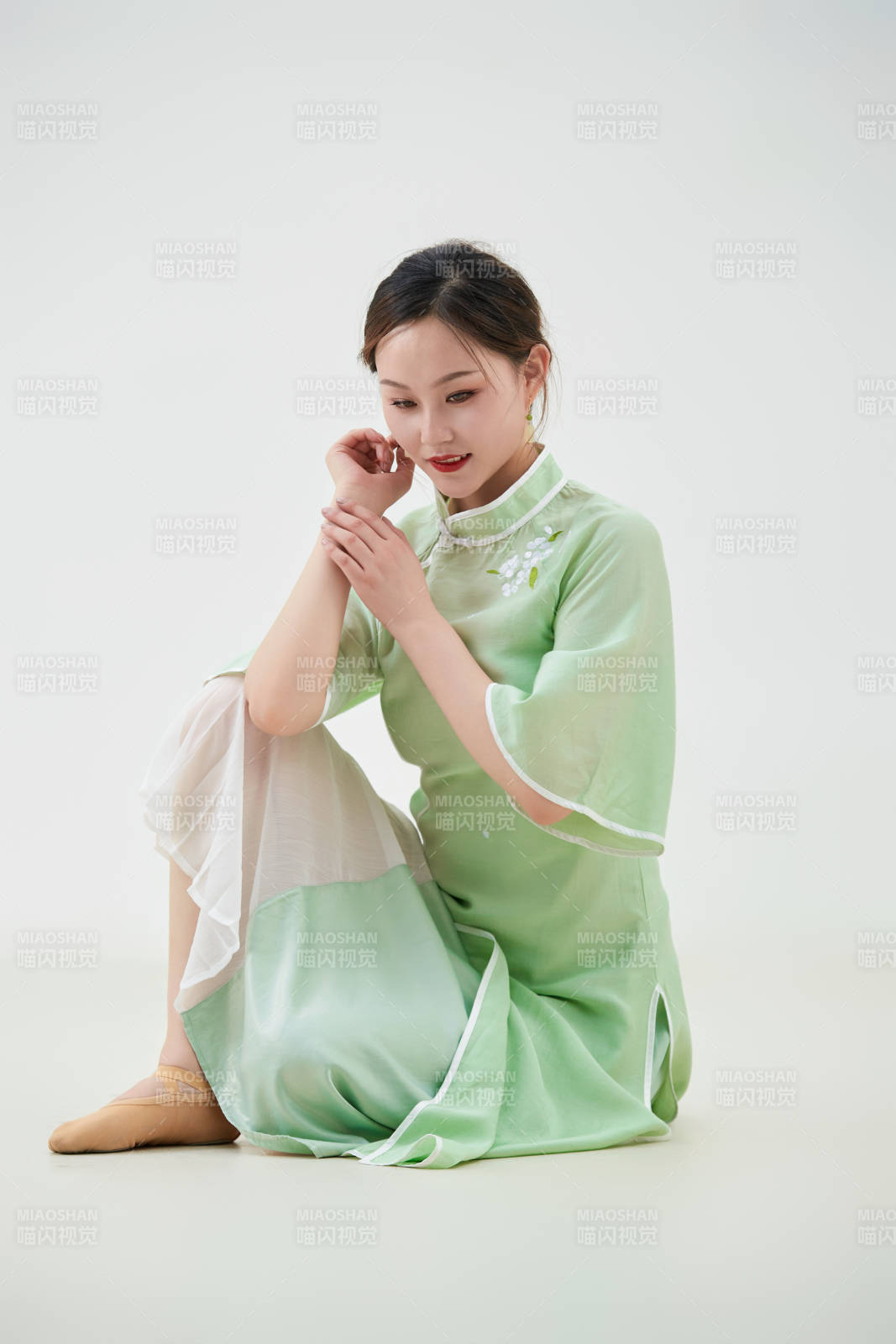 穿著中式旗袍翩翩舞蹈的亞洲少女舞者