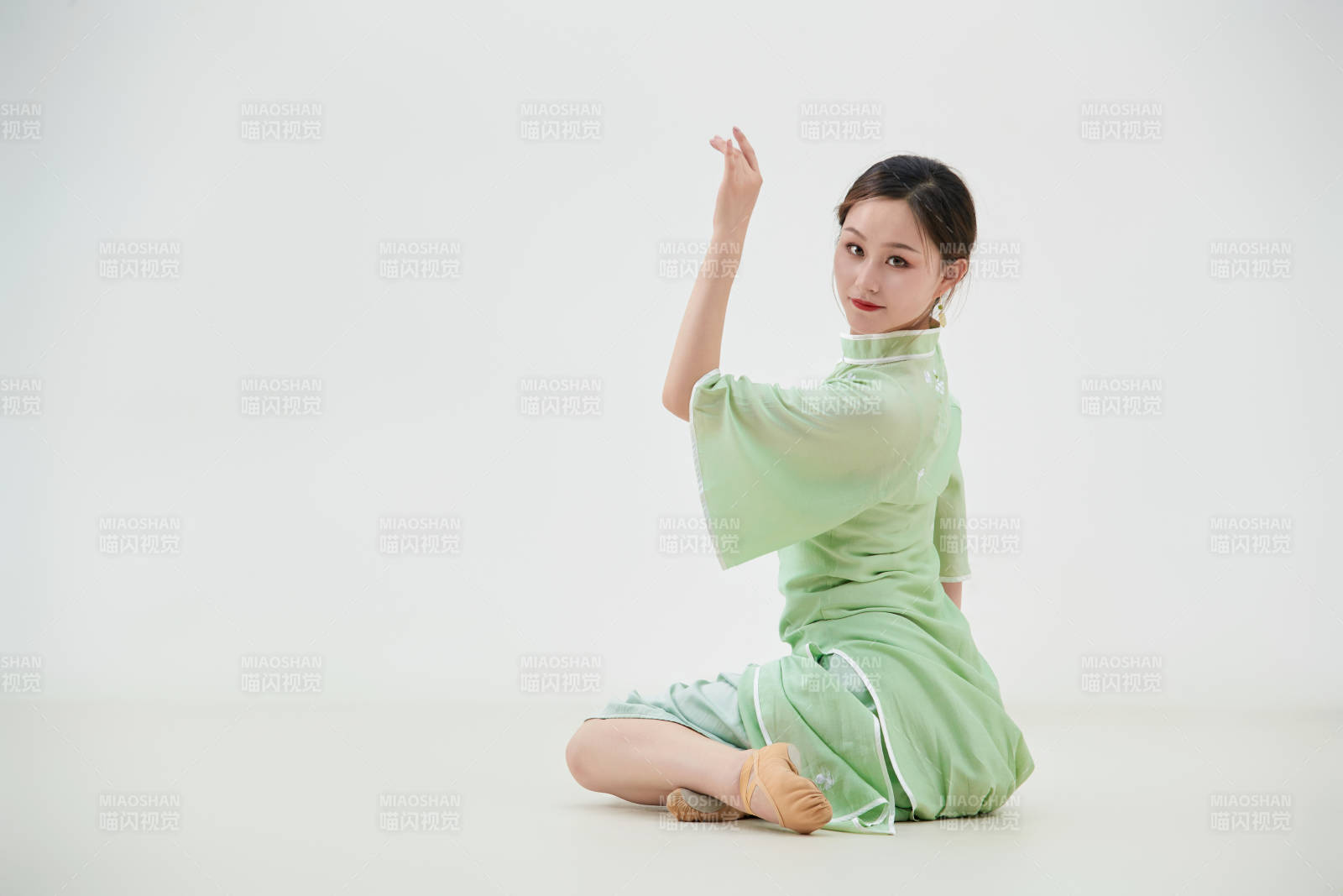 穿著中式旗袍翩翩舞蹈的亞洲少女舞者