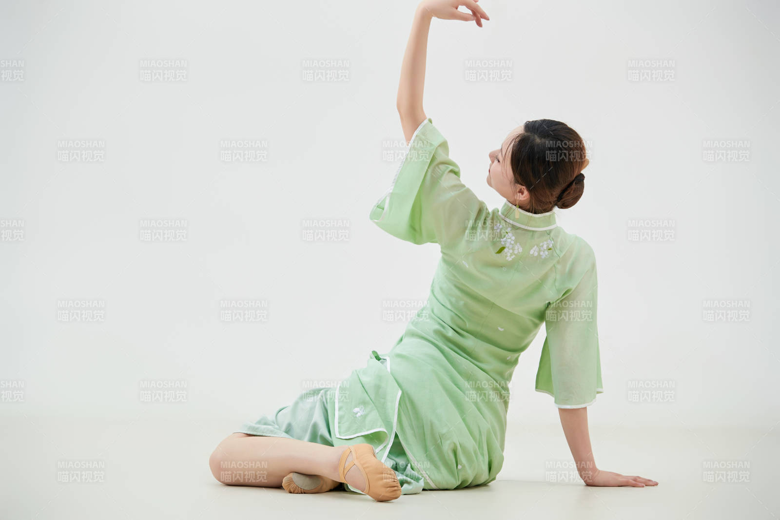 穿著中式旗袍翩翩舞蹈的亞洲少女舞者