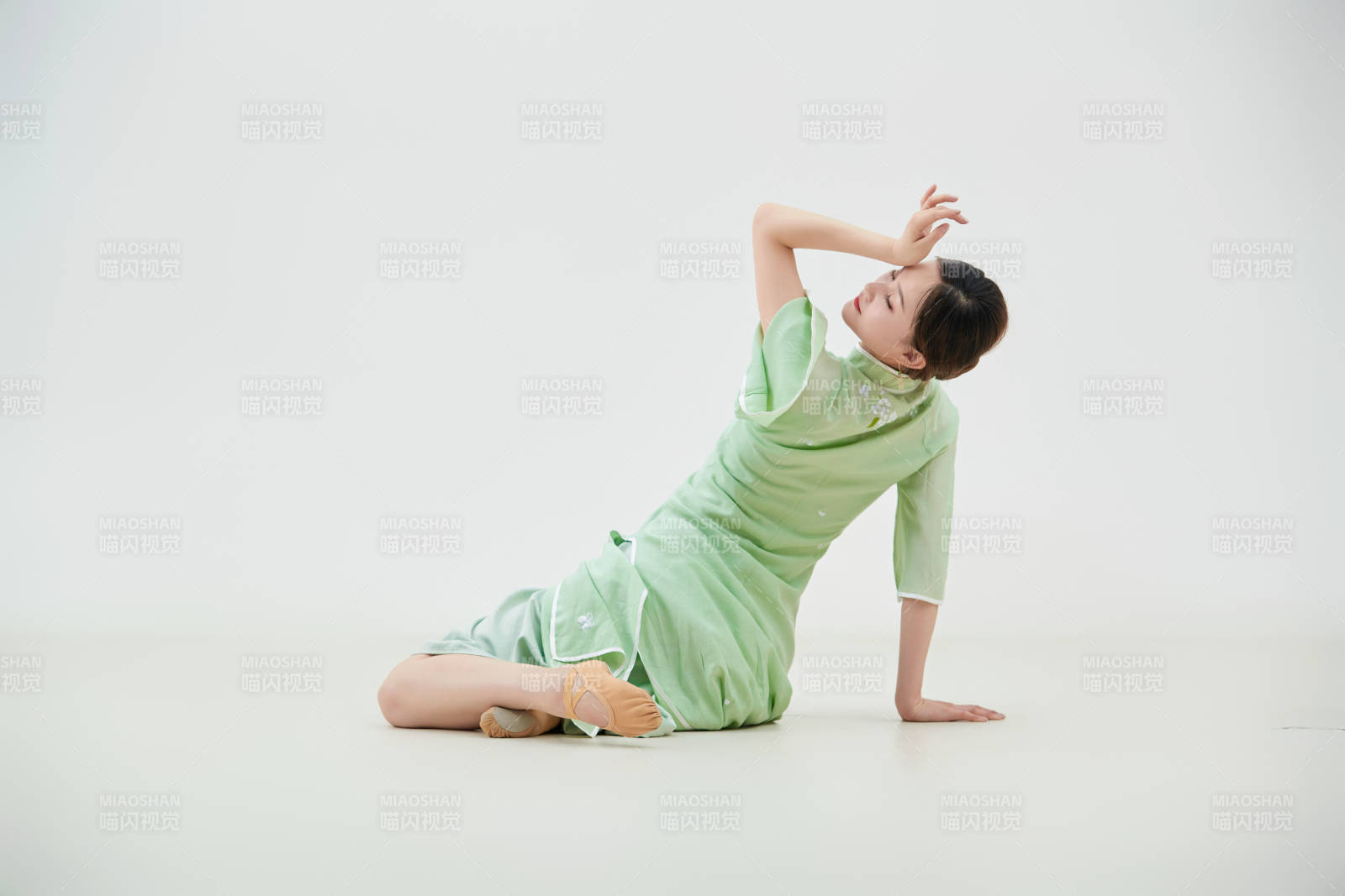 穿著中式旗袍翩翩舞蹈的亞洲少女舞者