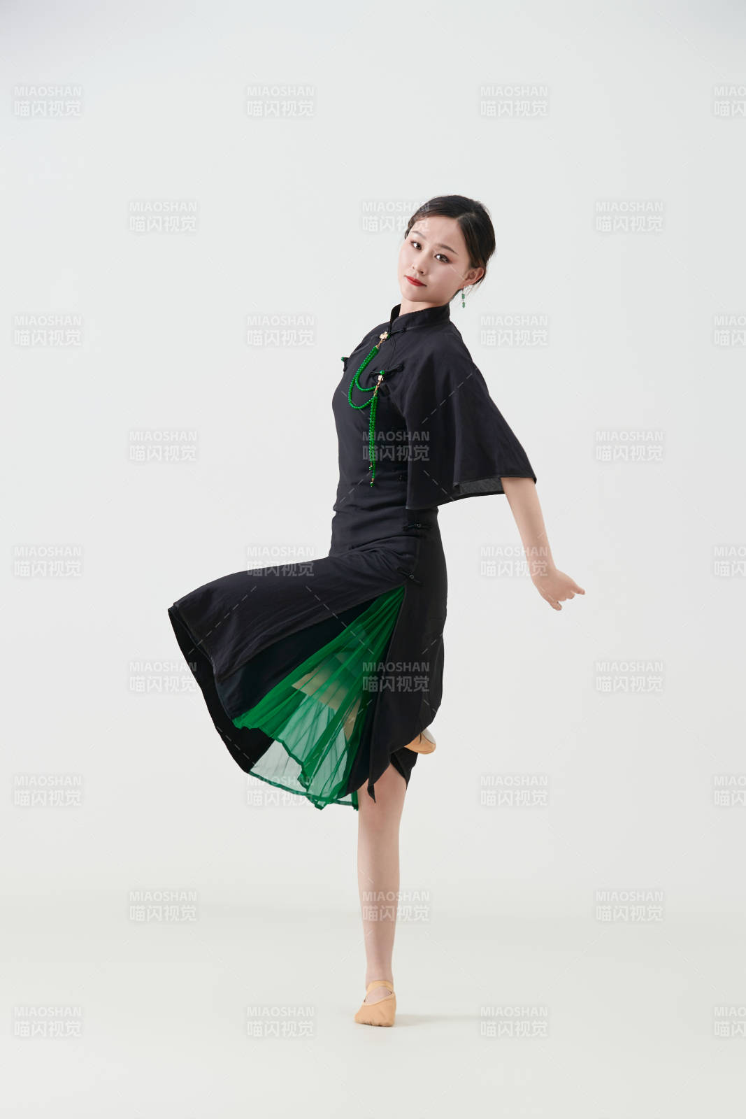 穿著中式旗袍翩翩舞蹈的亞洲少女舞者