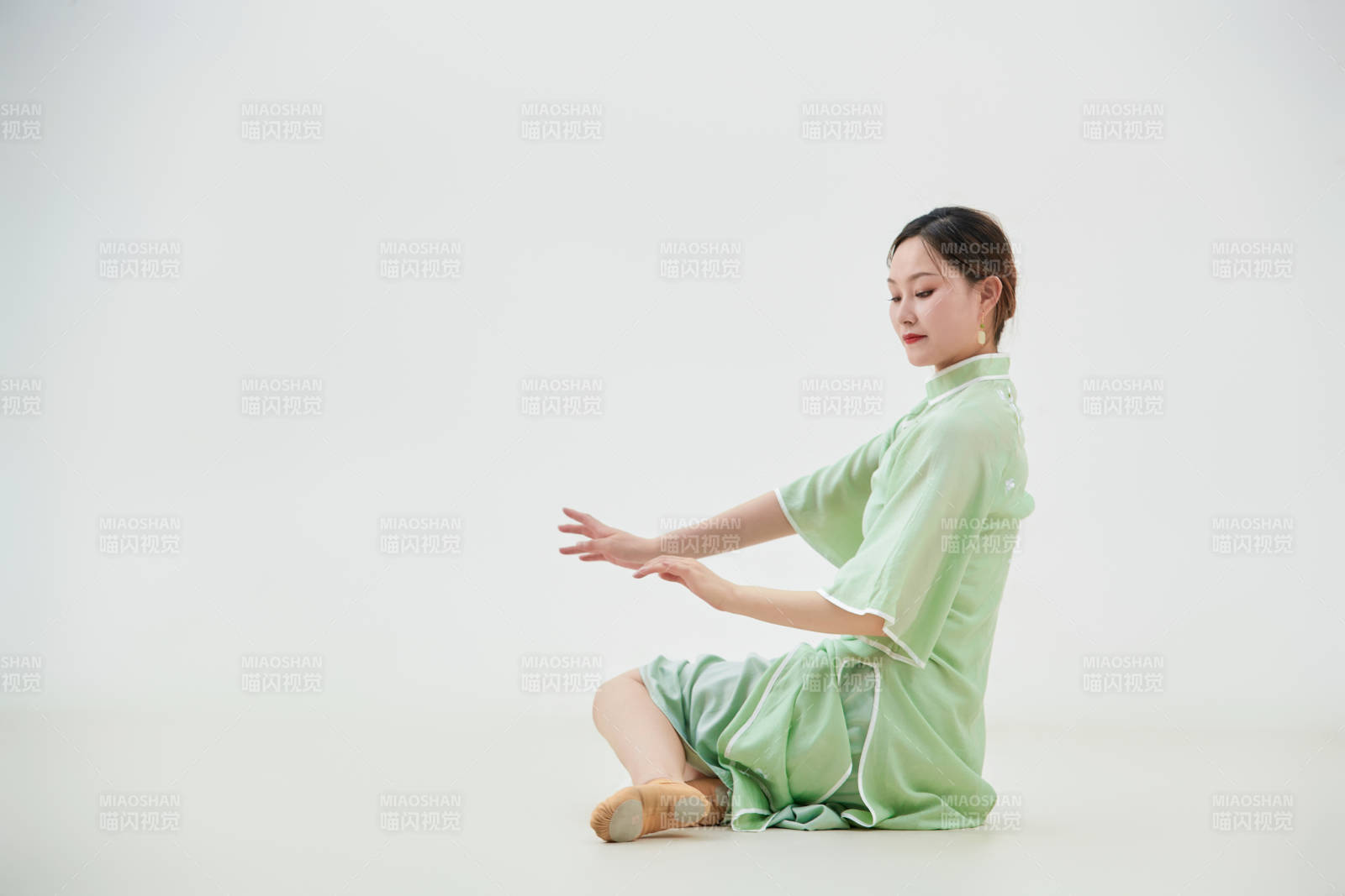 穿著中式旗袍翩翩舞蹈的亞洲少女舞者