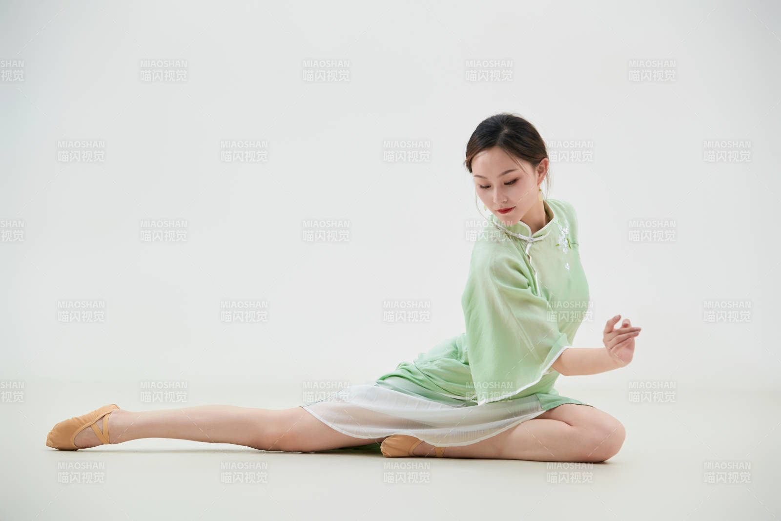 穿著中式旗袍翩翩舞蹈的亞洲少女舞者