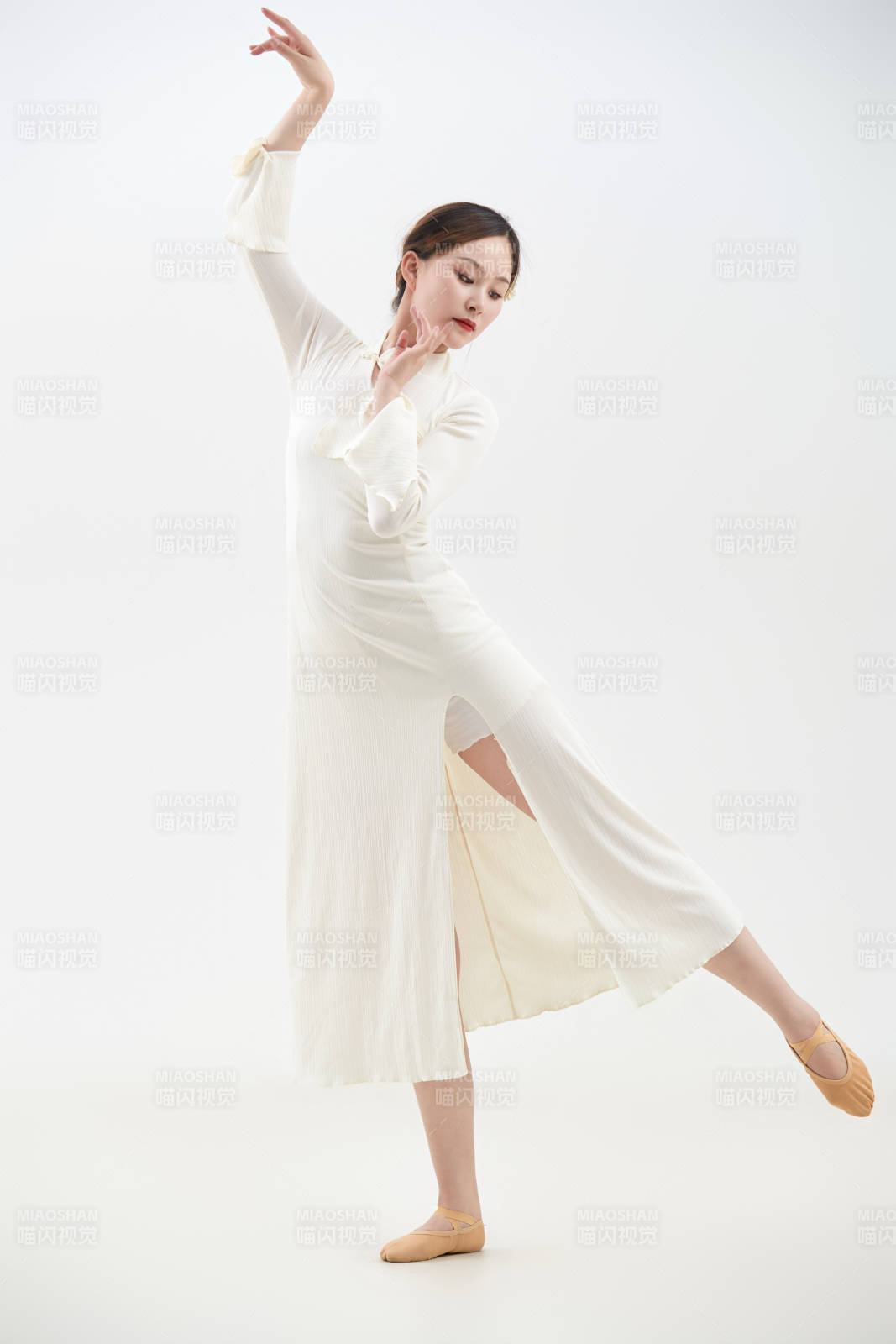 穿著白色旗袍頭戴絹花的跳古典舞的少女