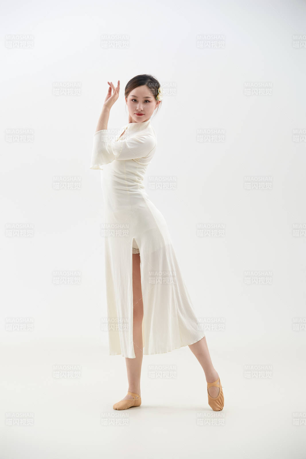 穿著白色旗袍頭戴絹花的跳古典舞的少女