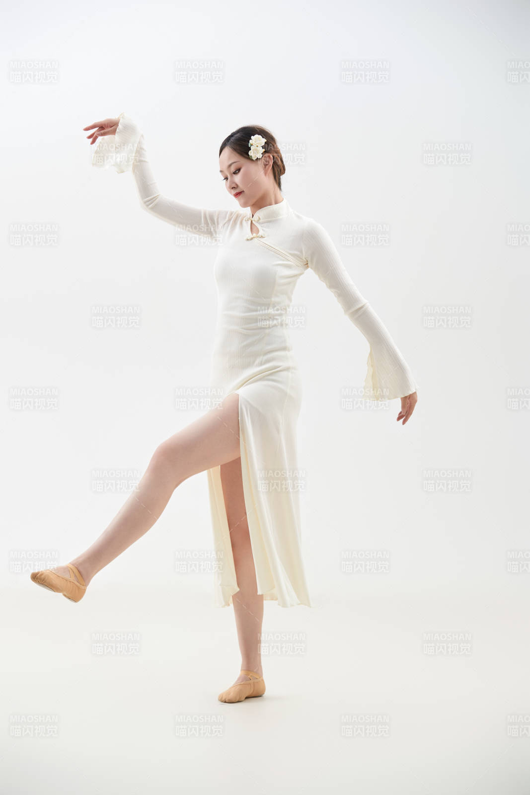 穿著白色旗袍頭戴絹花的跳古典舞的少女