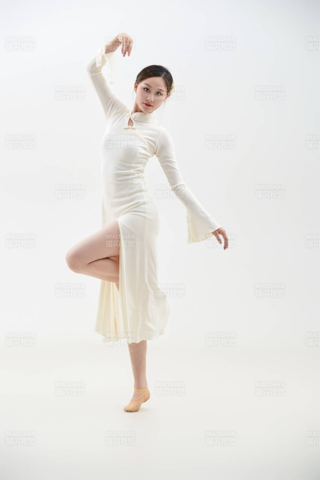 穿著白色旗袍頭戴絹花的跳古典舞的少女