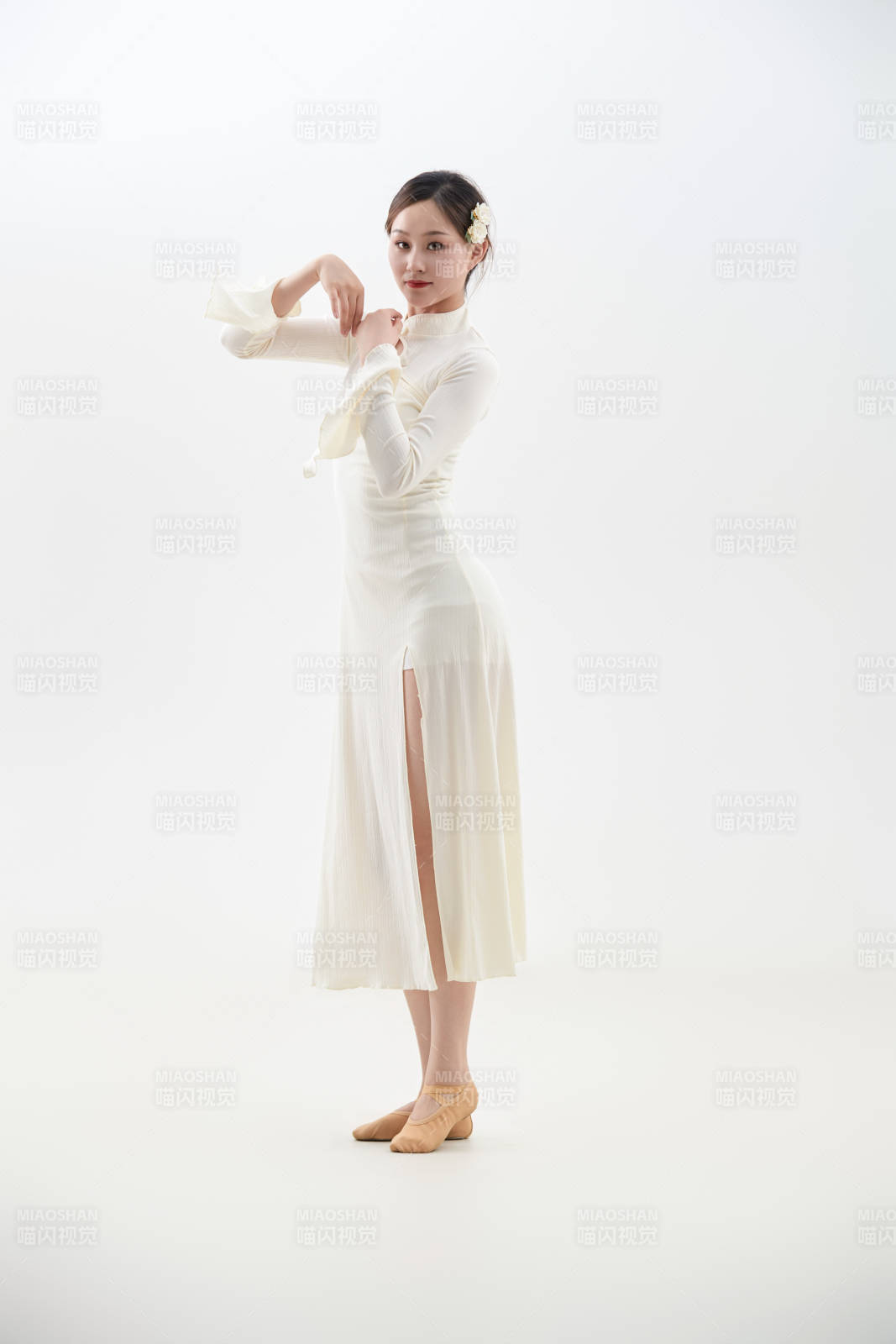 穿著白色旗袍頭戴絹花的跳古典舞的少女