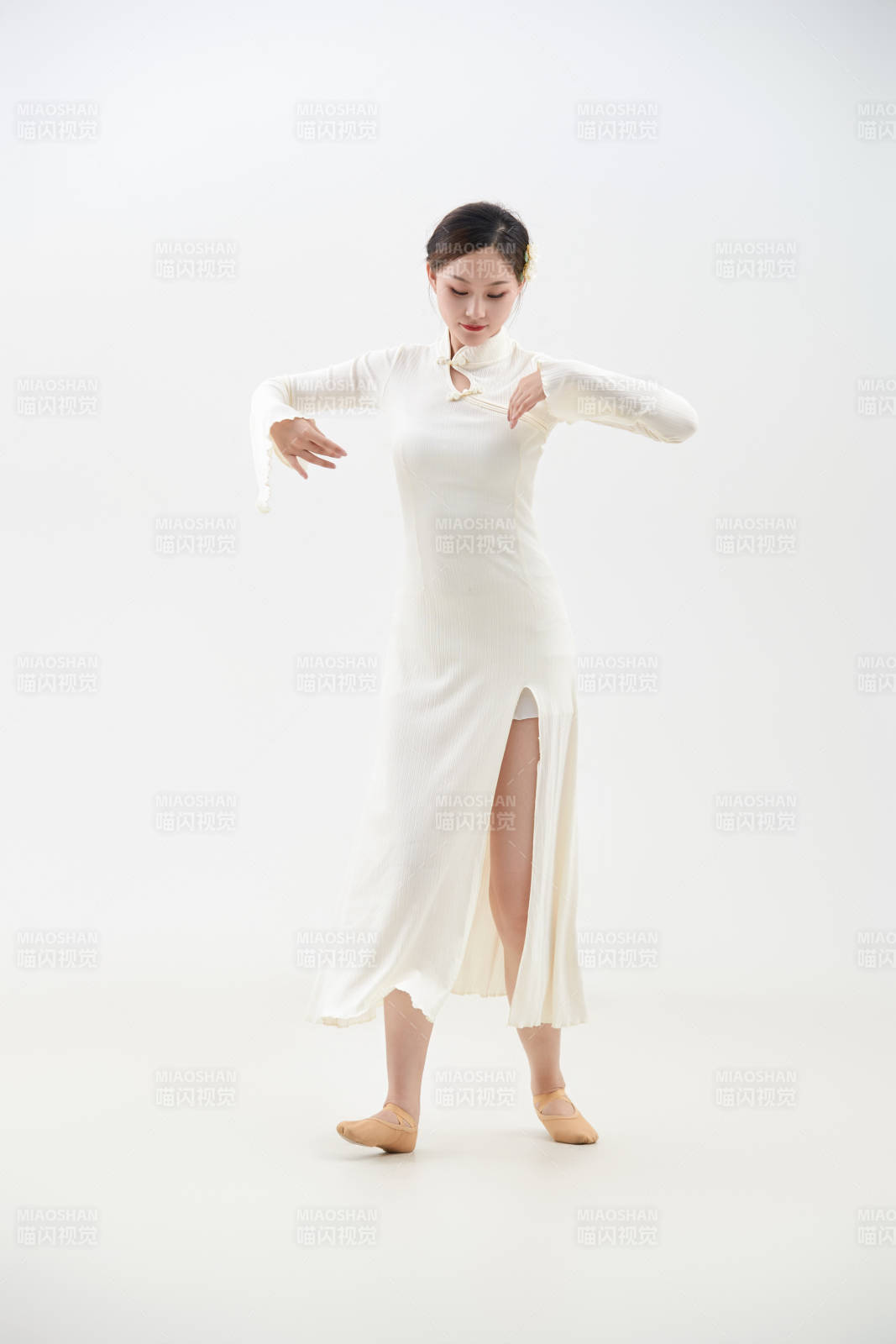 穿著白色旗袍頭戴絹花的跳古典舞的少女