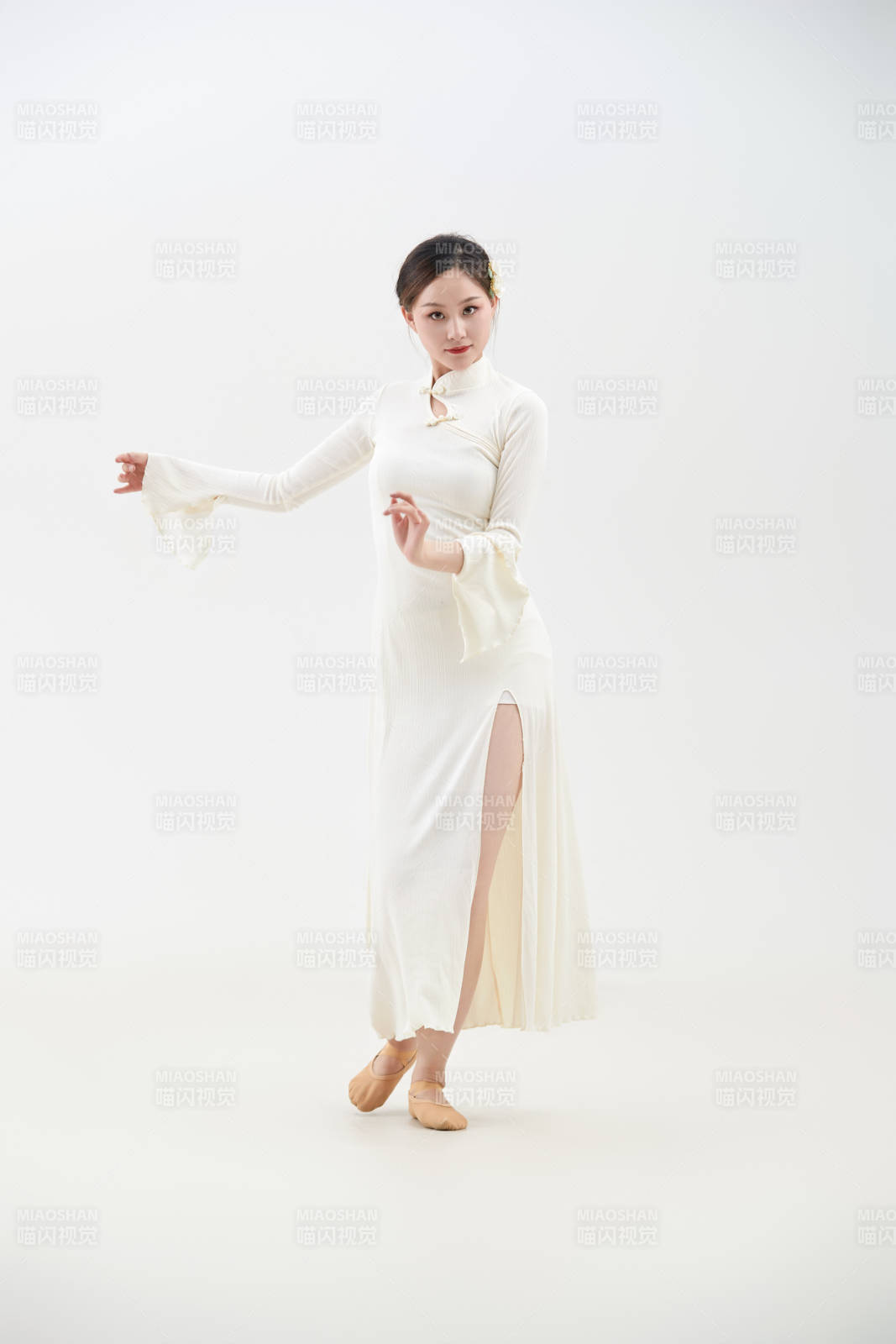 穿著白色旗袍頭戴絹花的跳古典舞的少女