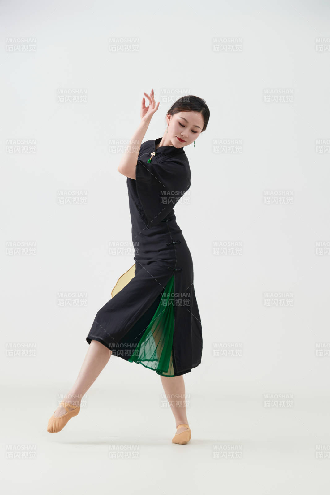 穿著中式旗袍翩翩舞蹈的亞洲少女舞者