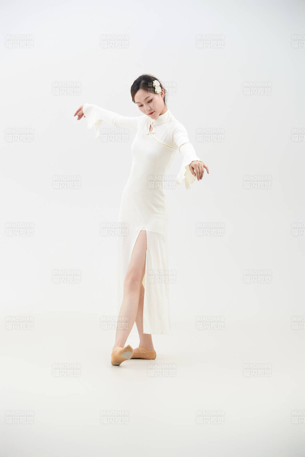 穿著白色旗袍頭戴絹花的跳古典舞的少女