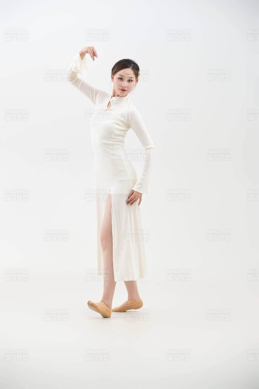 穿著白色旗袍頭戴絹花的跳古典舞的少女