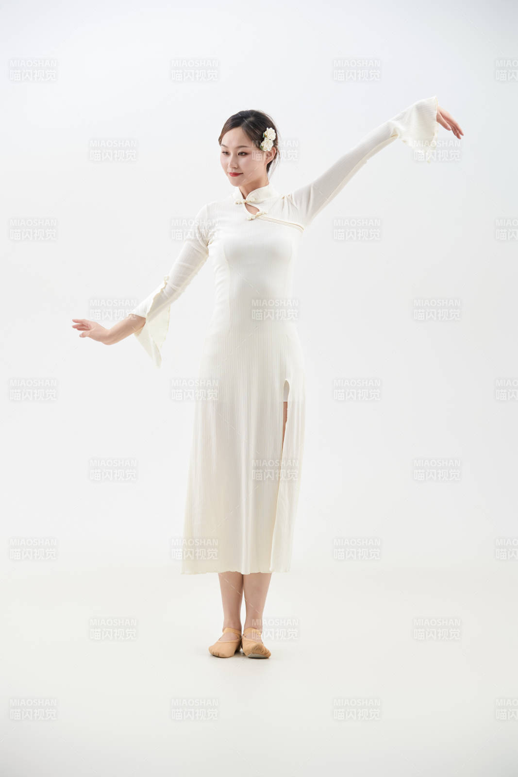 穿著白色旗袍頭戴絹花的跳古典舞的少女