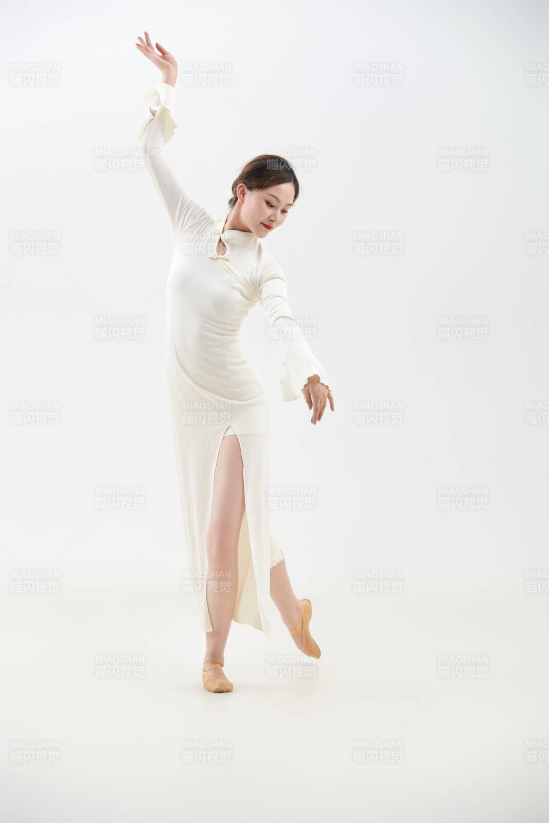 穿著白色旗袍頭戴絹花的跳古典舞的少女