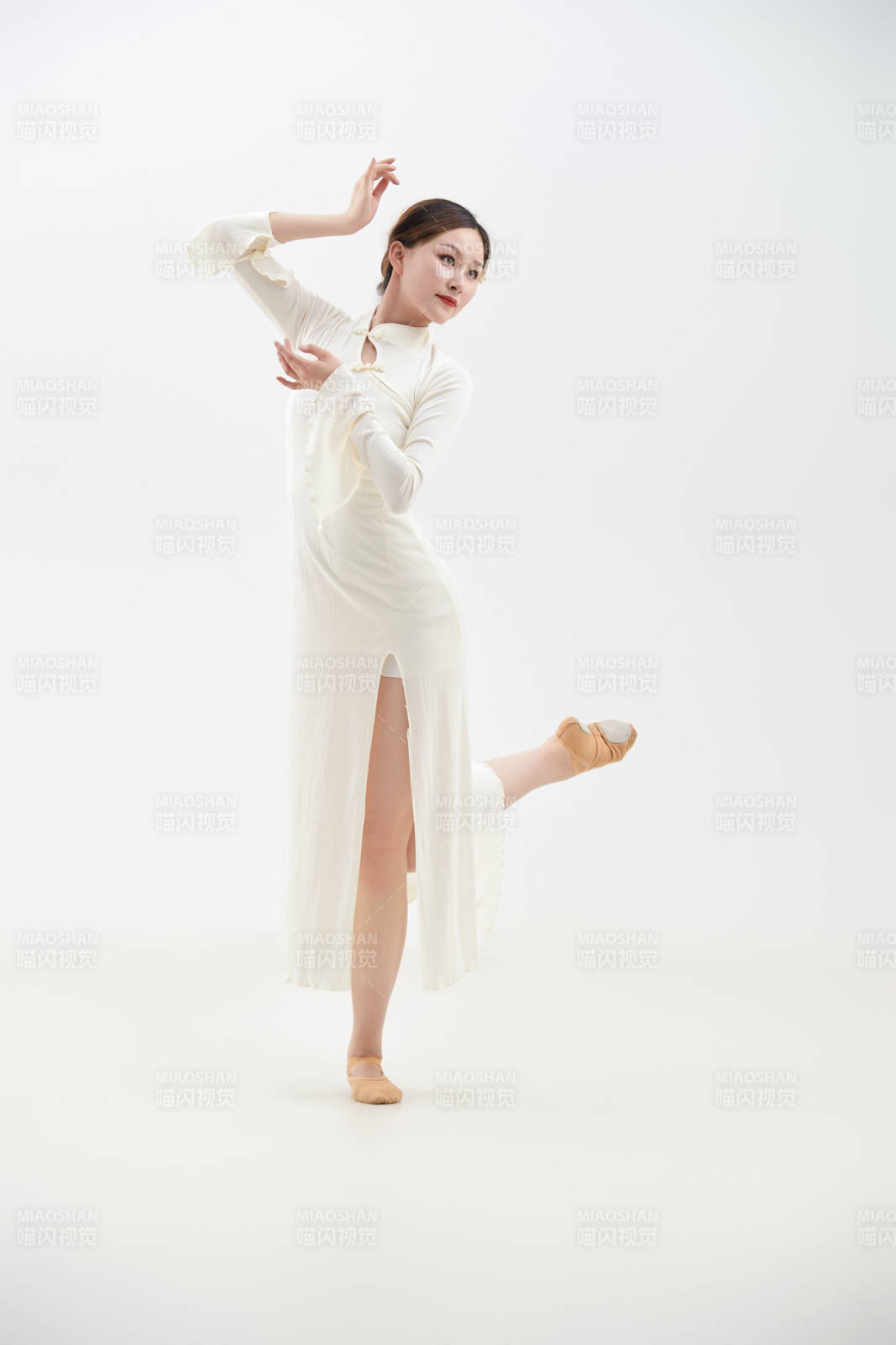 穿著白色旗袍頭戴絹花的跳古典舞的少女